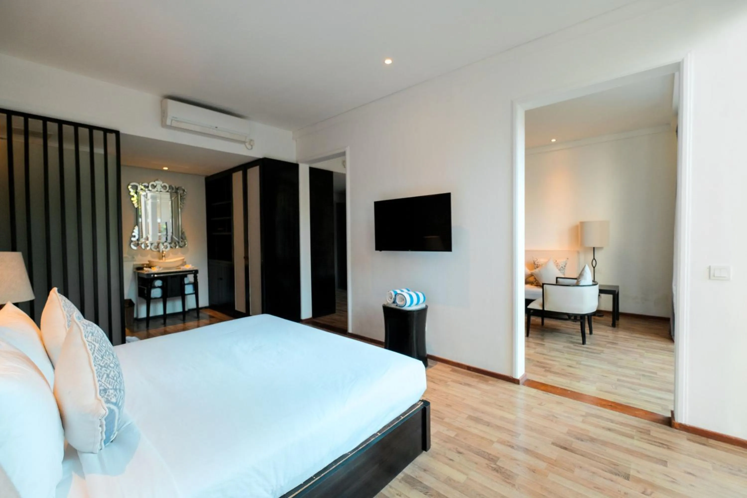 Bed in The Lavana Akatara Villa Nusa Dua