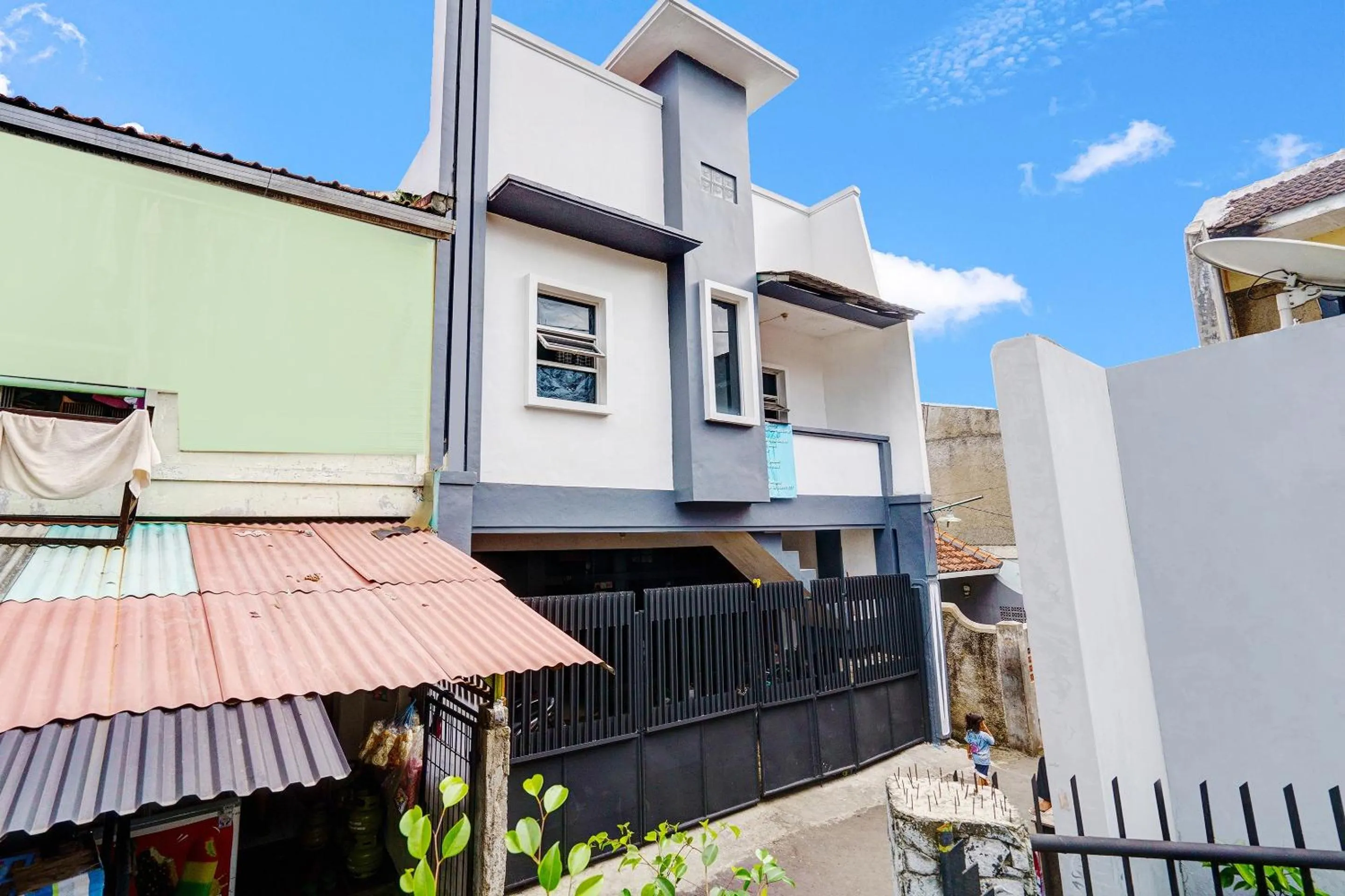 Facade/entrance in SPOT ON 91190 Pondok Bijaksana