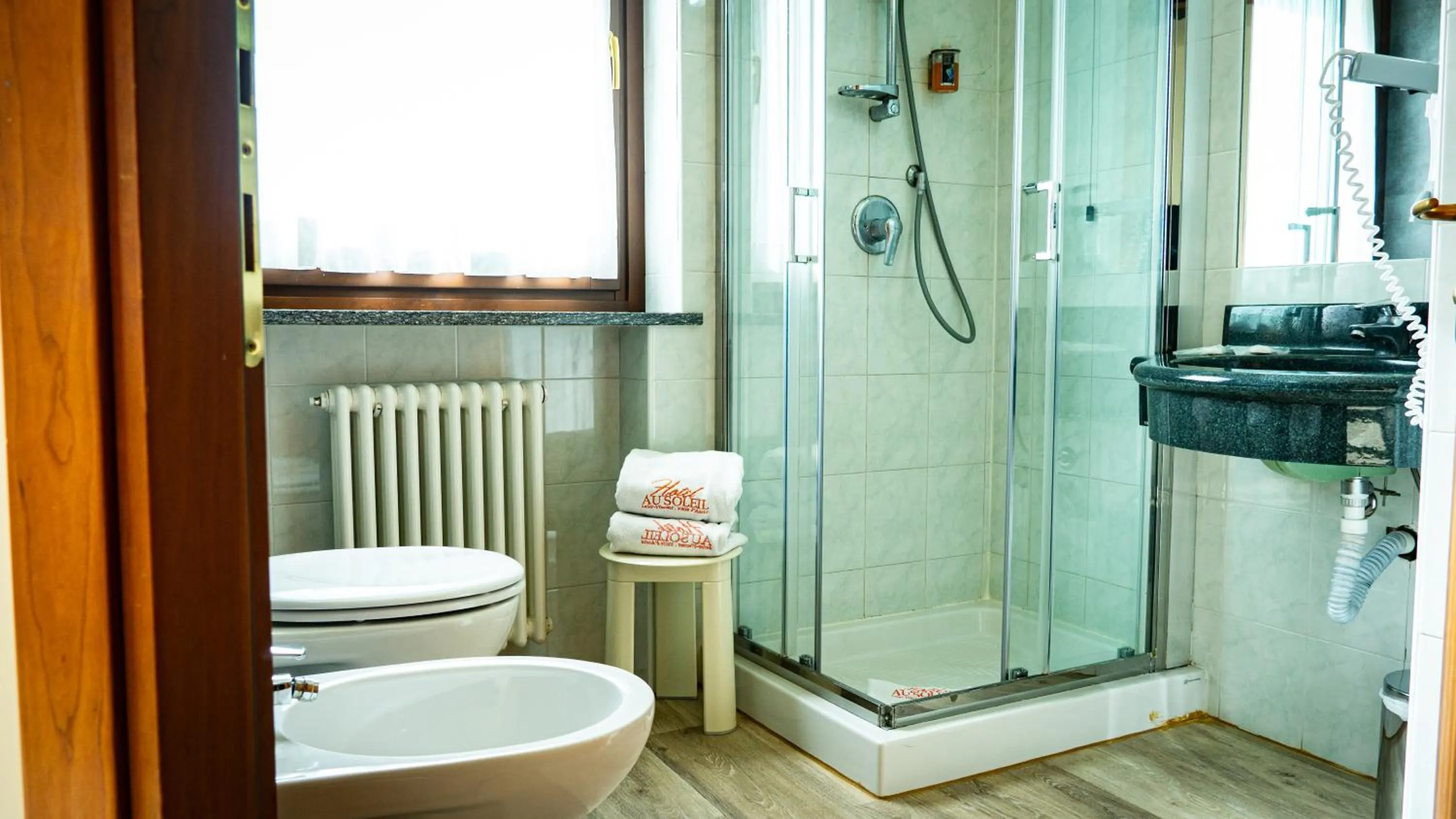 Shower in Hotel Au Soleil