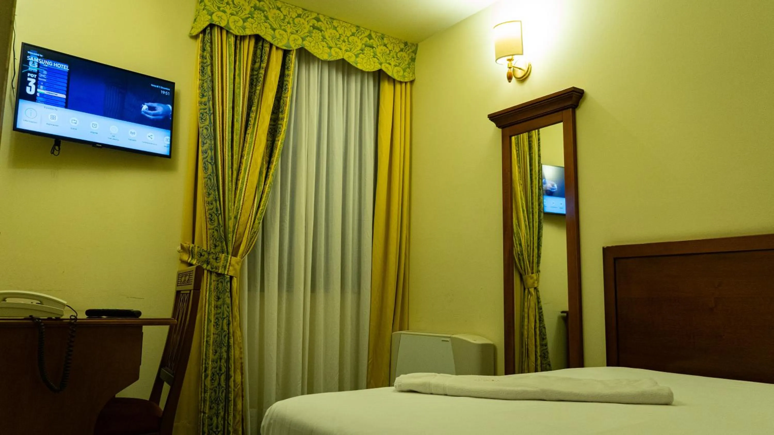 TV and multimedia, Bed in Hotel Au Soleil