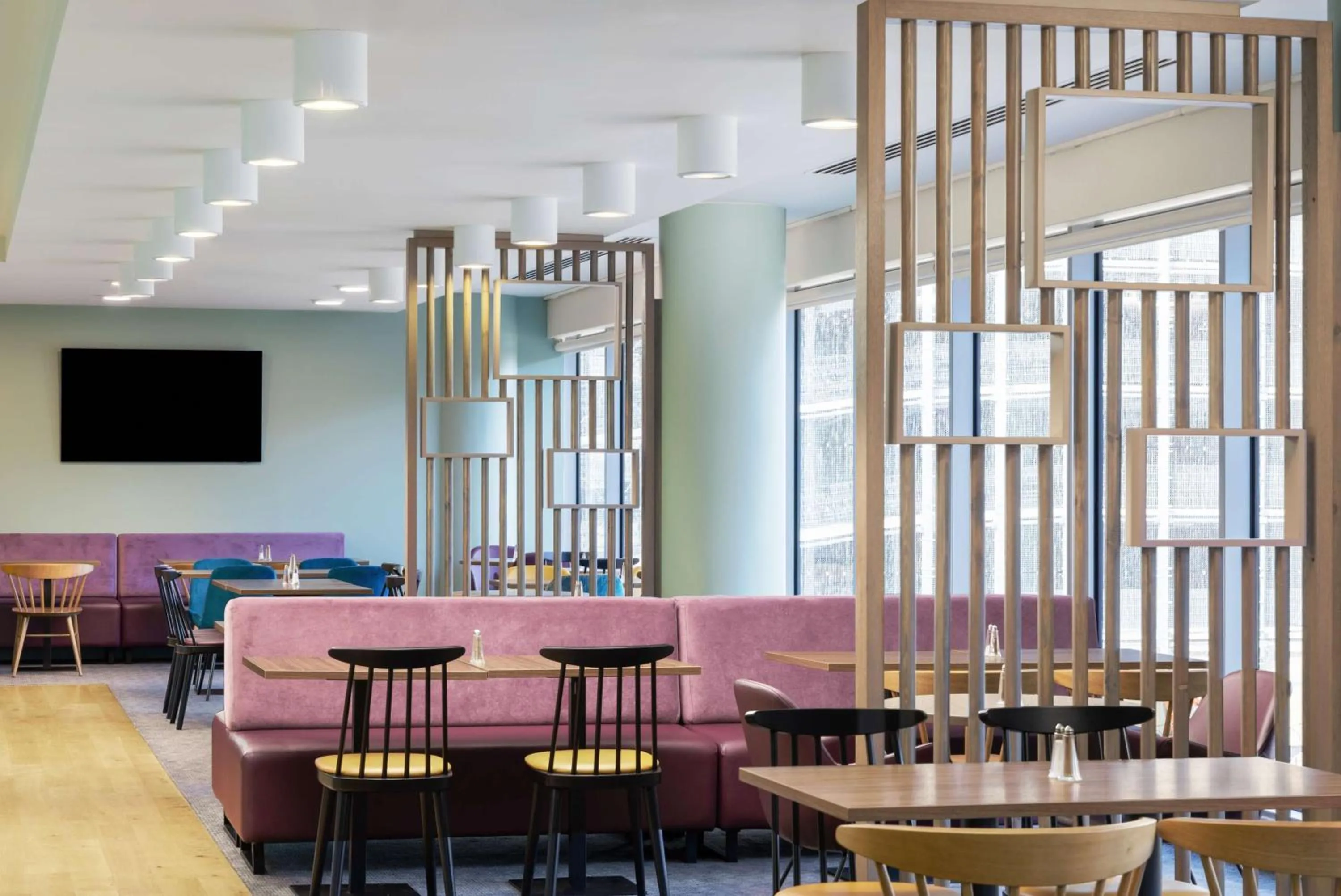 Lounge or bar in Hampton by Hilton London Gatwick Airport