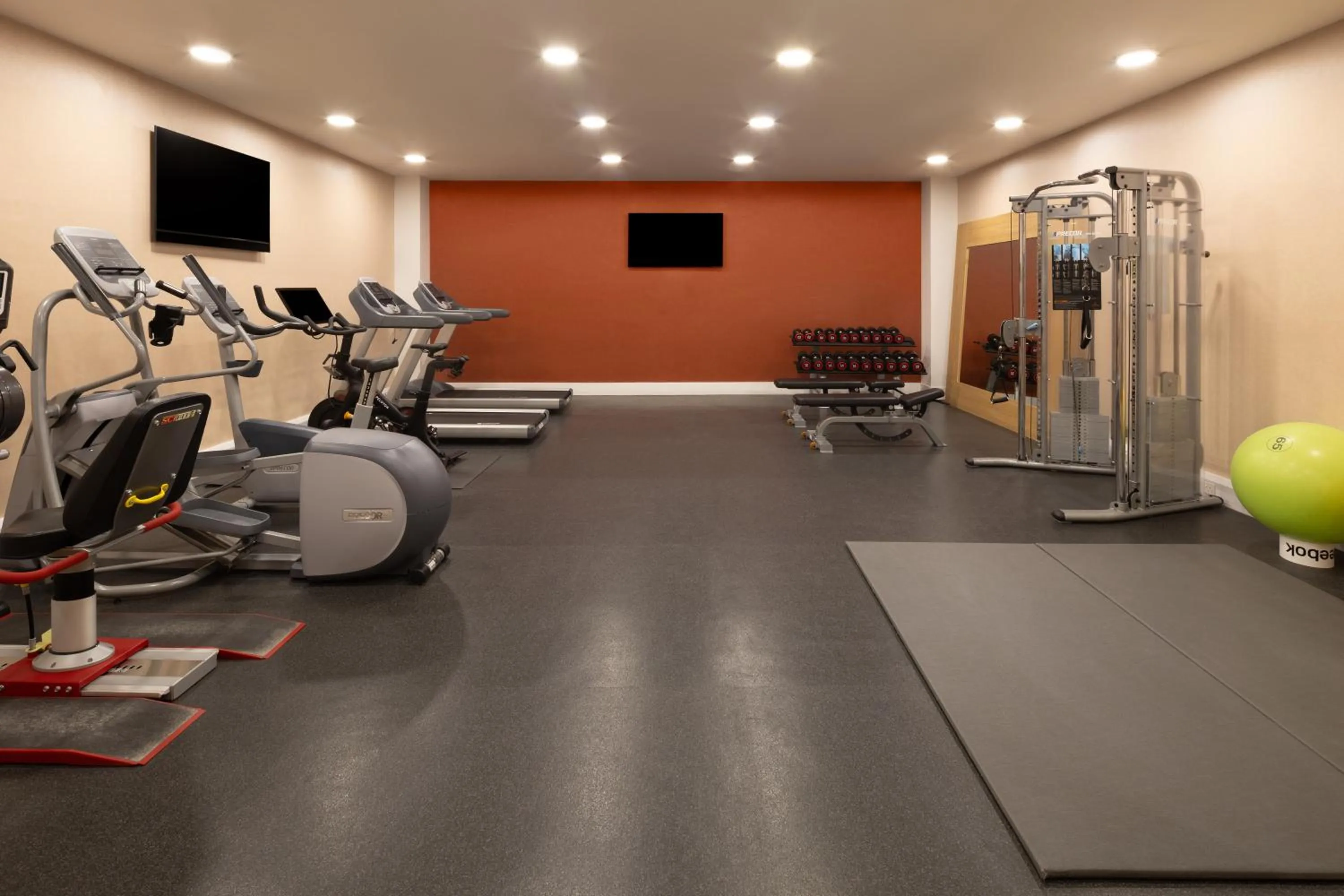 Fitness centre/facilities in Hampton by Hilton London Gatwick Airport