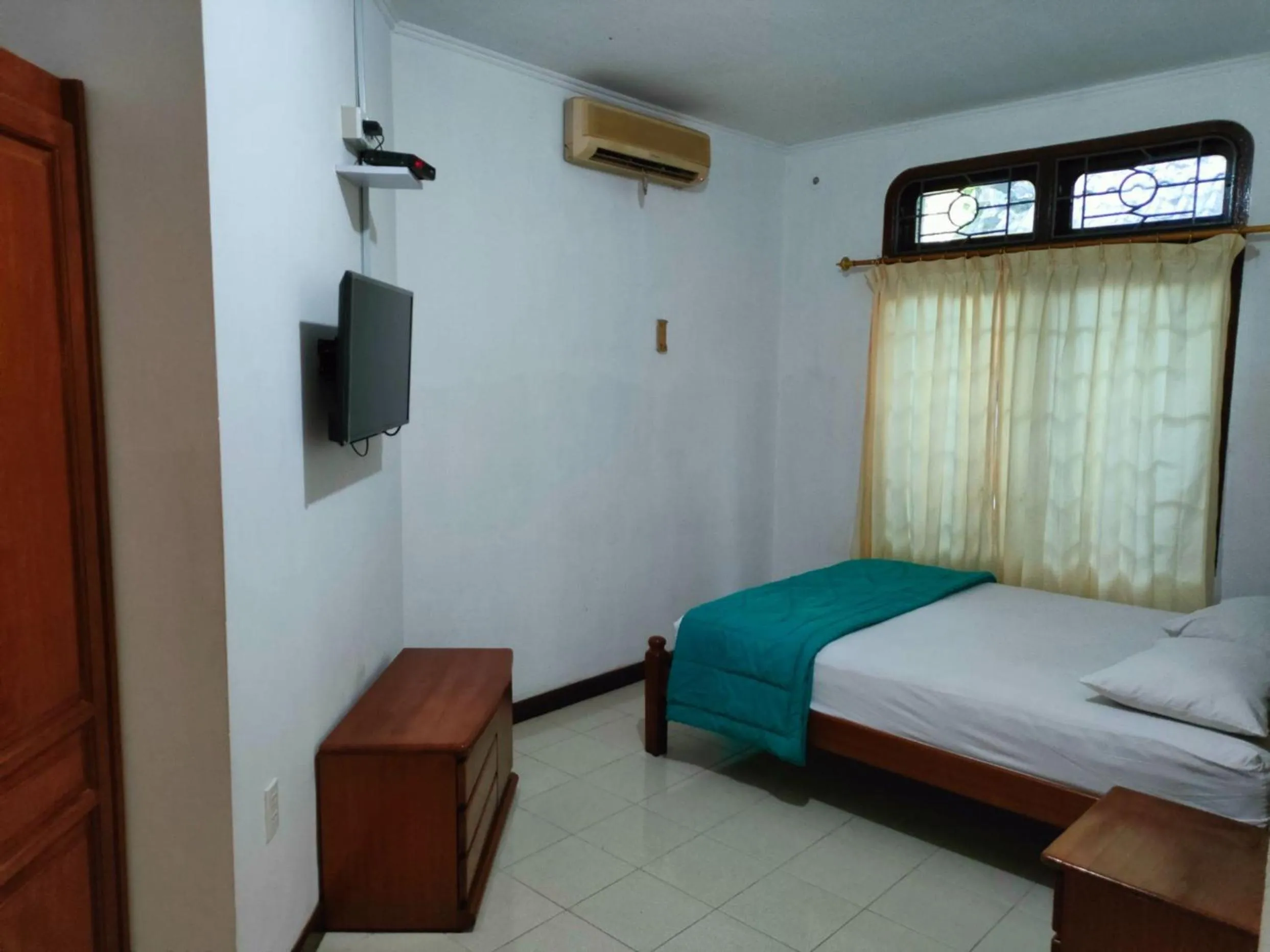 Photo of the whole room, Bed in Wisma Hari Kota