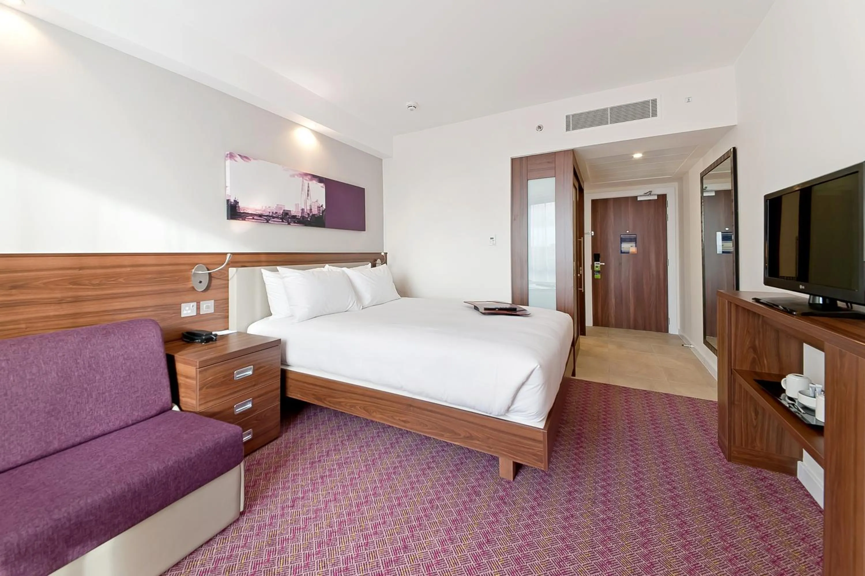 Photo of the whole room, Bed in Hampton by Hilton London Waterloo
