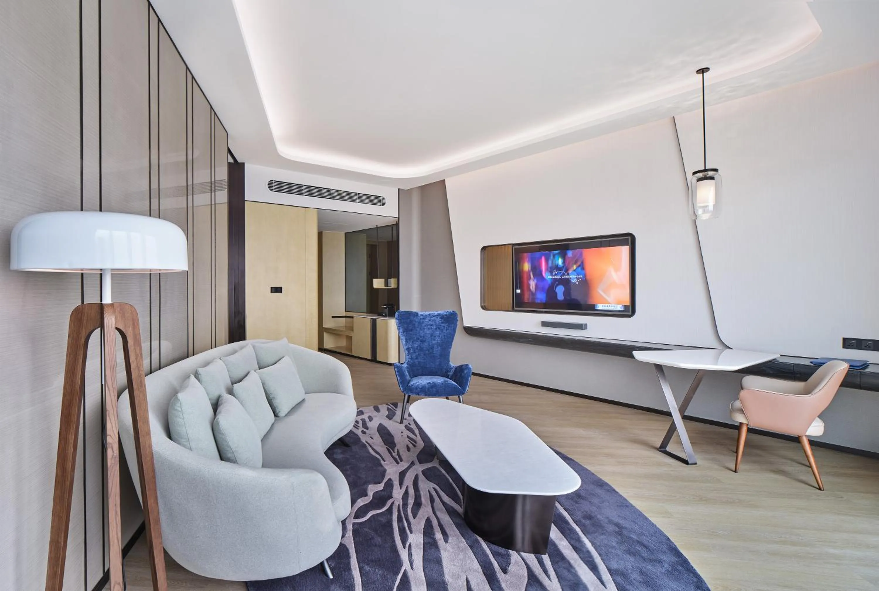 Communal lounge/ TV room in Renaissance Zhuhai Hotel