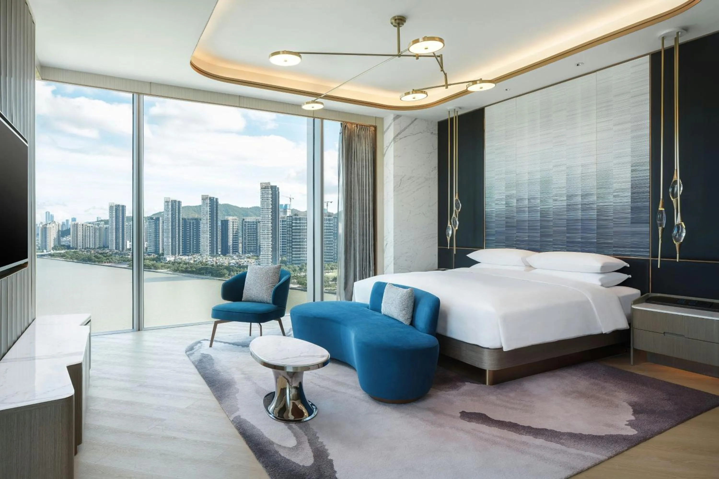 Photo of the whole room, Bed in Renaissance Zhuhai Hotel