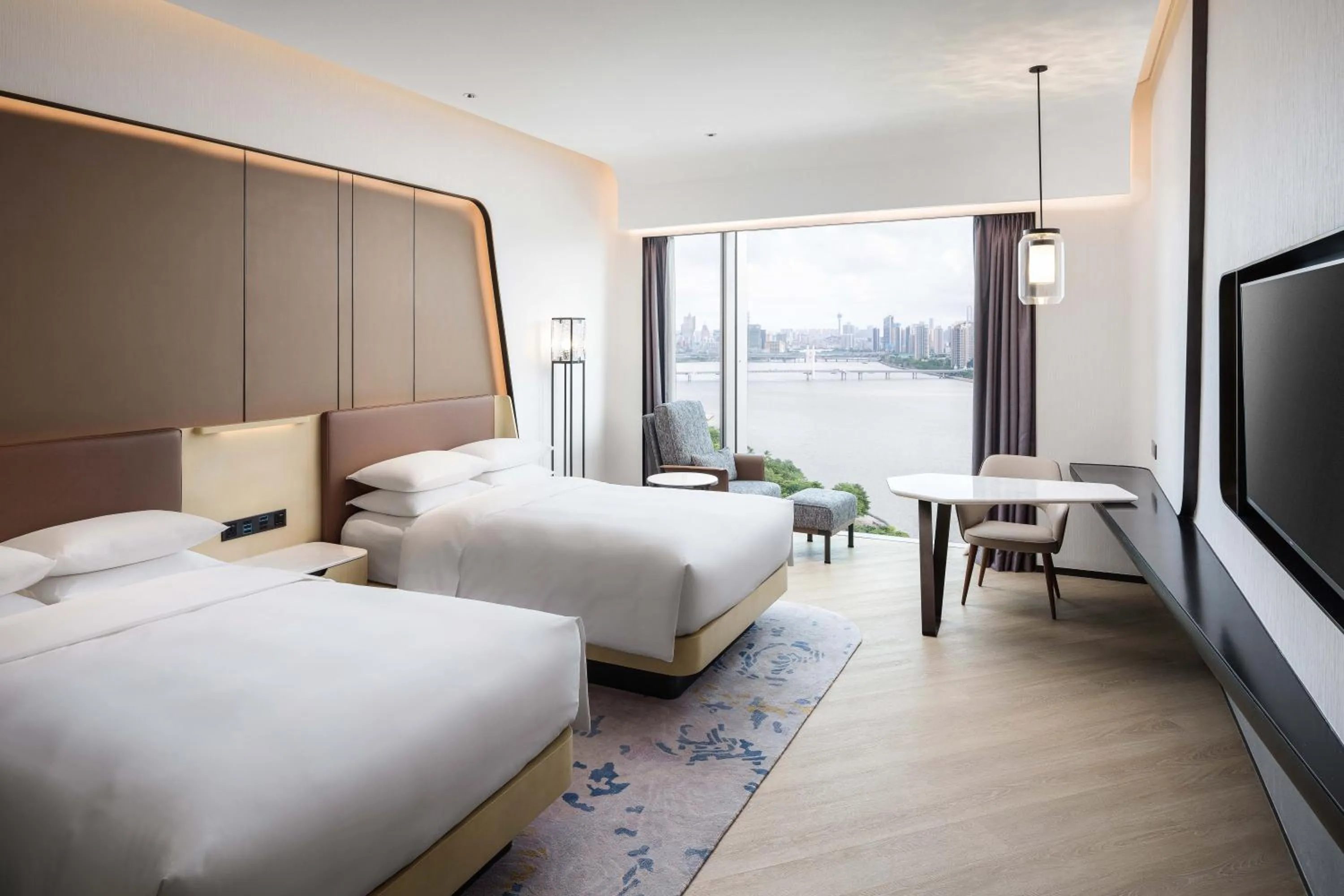 TV and multimedia, Bed in Renaissance Zhuhai Hotel