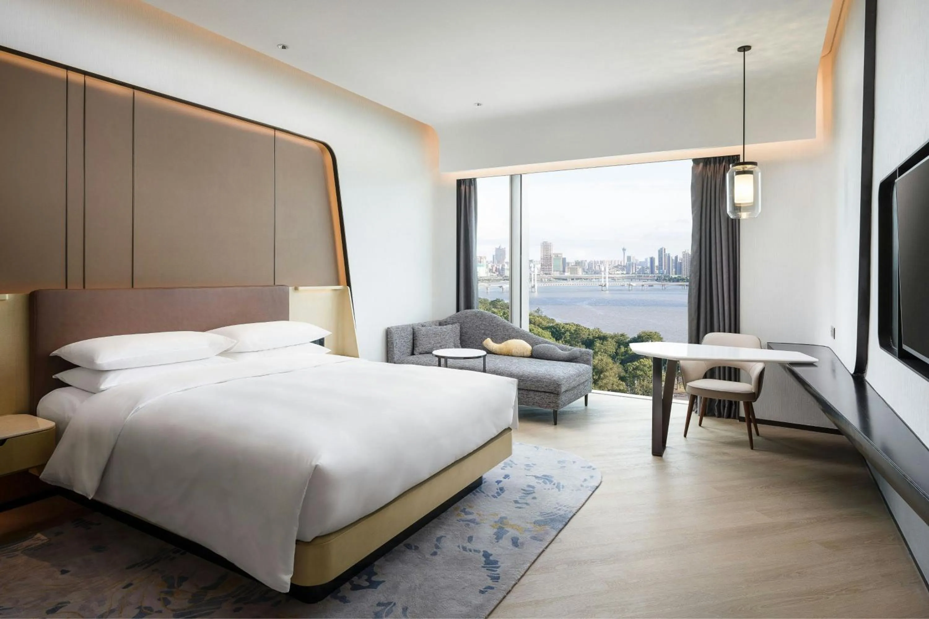 Photo of the whole room, Bed in Renaissance Zhuhai Hotel