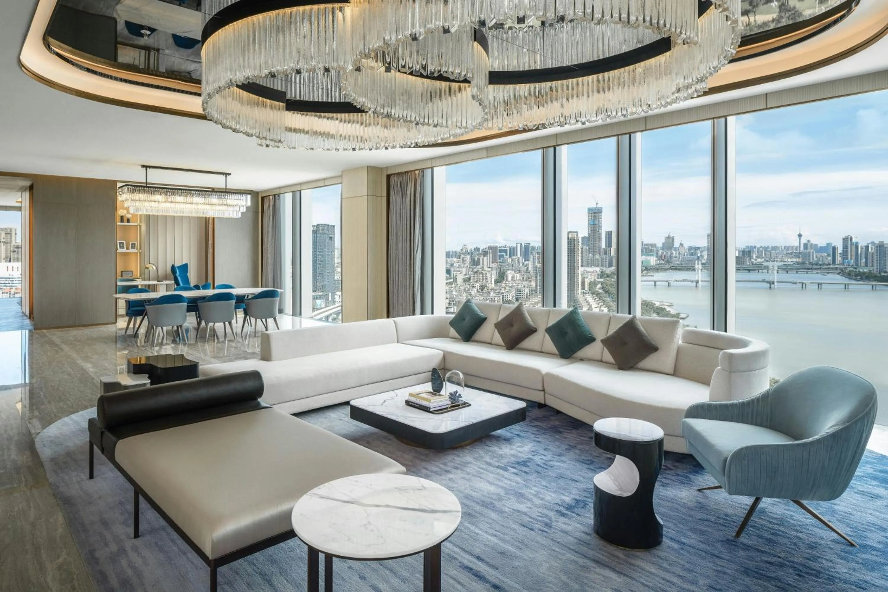 Living room in Renaissance Zhuhai Hotel