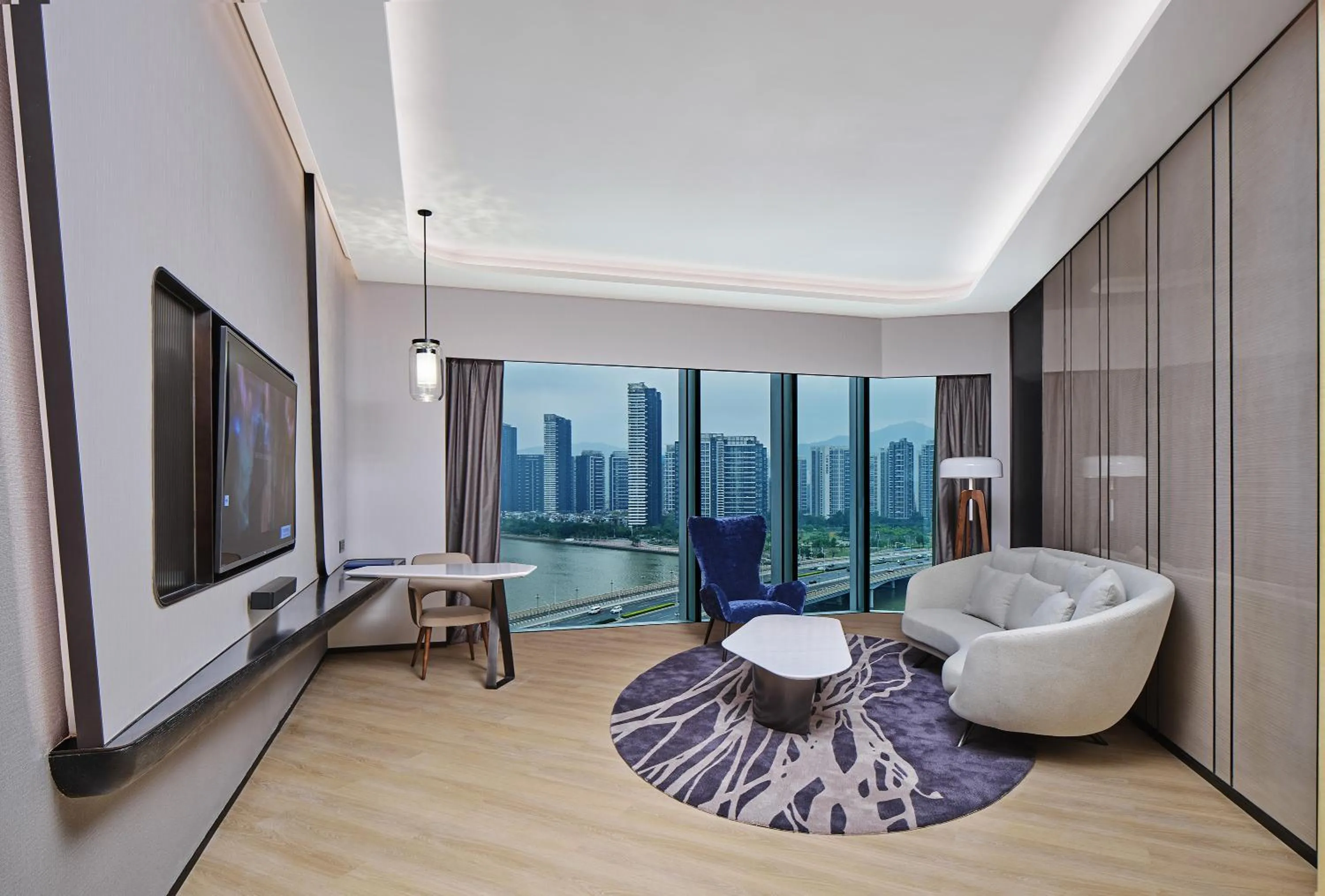 Communal lounge/ TV room in Renaissance Zhuhai Hotel