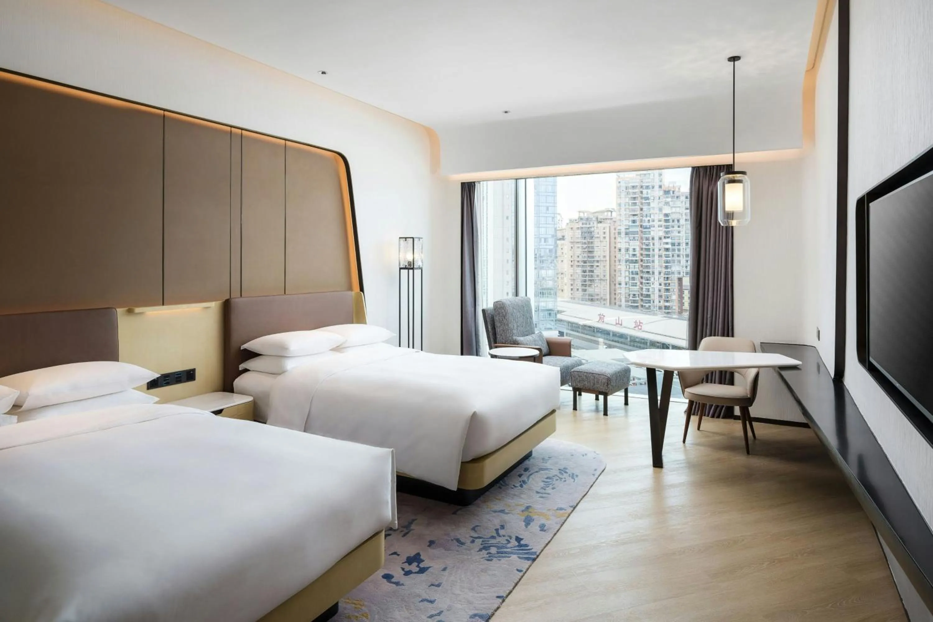 Photo of the whole room, Bed in Renaissance Zhuhai Hotel
