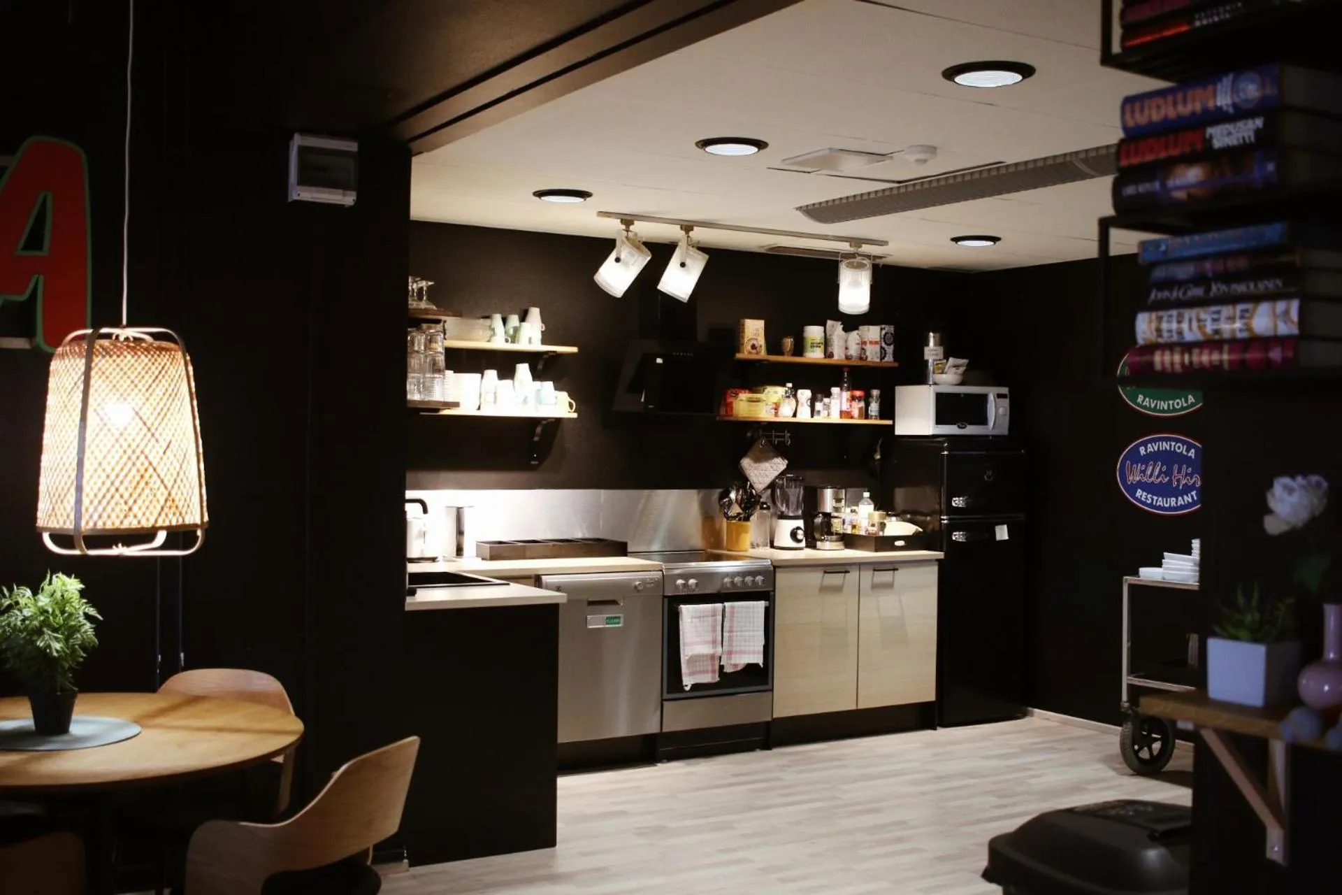 Communal kitchen in Hotelli Jämsä