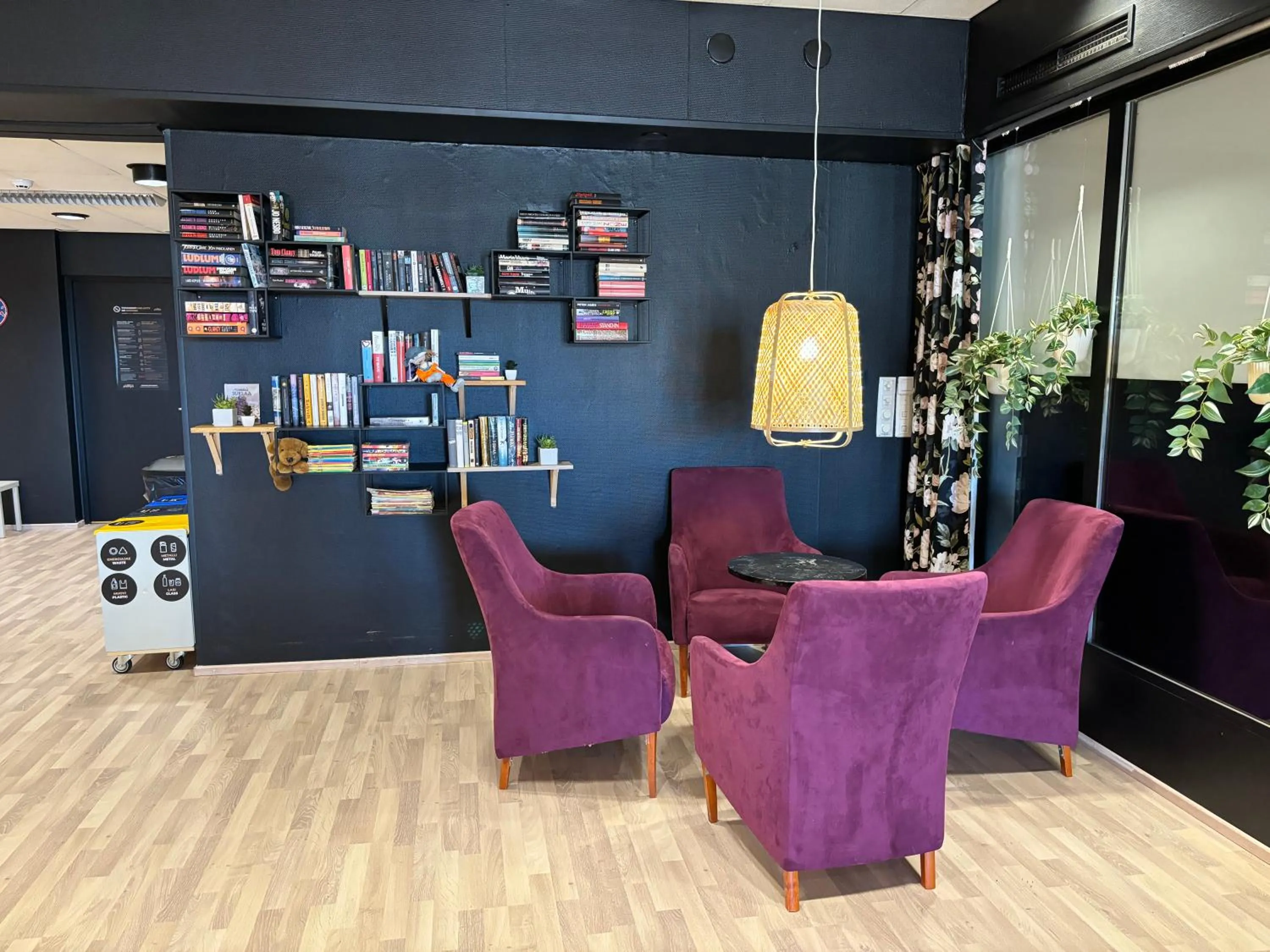 Communal lounge/ TV room in Hotelli Jämsä