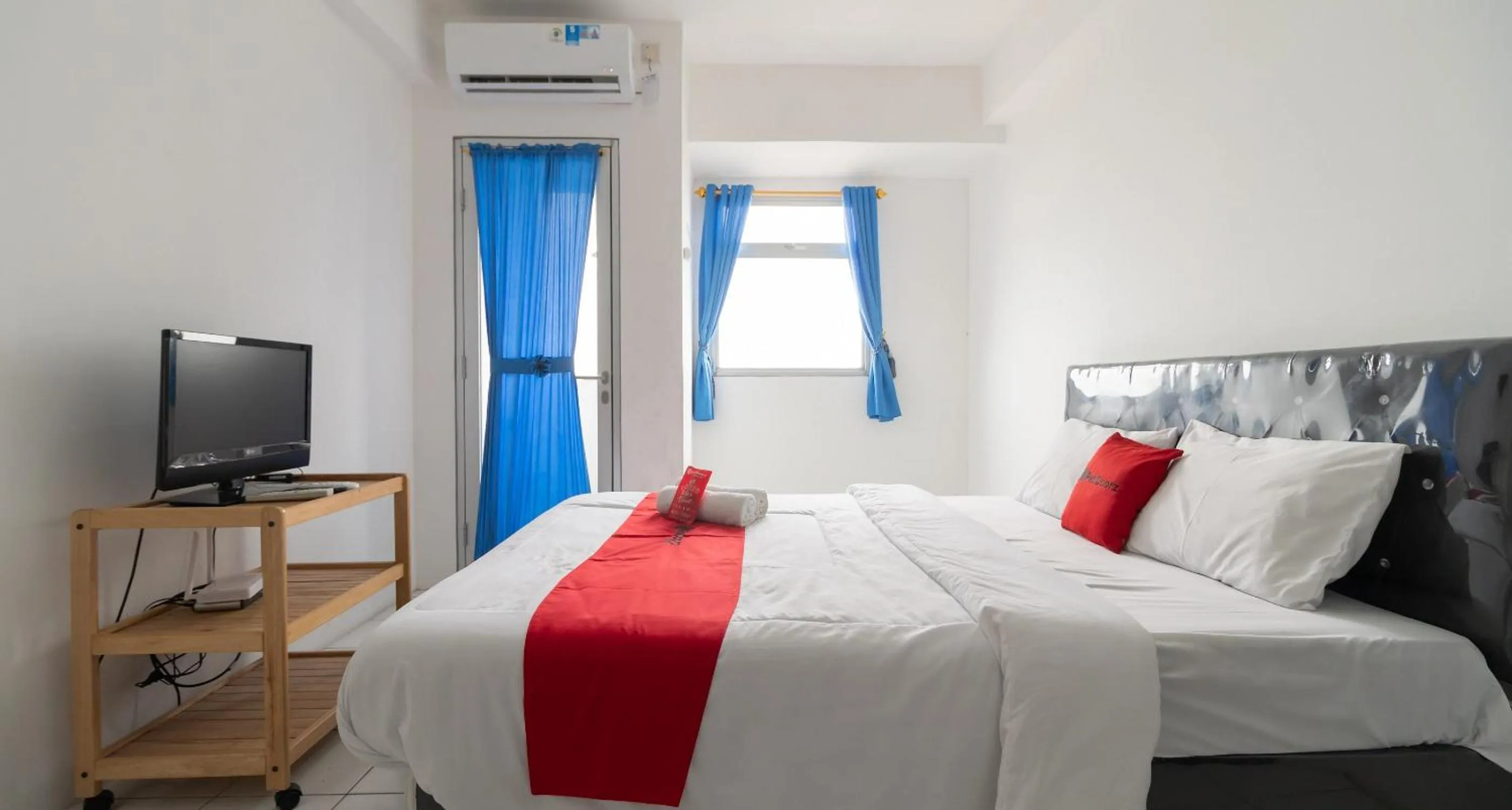 Bed in RedLiving Apartemen Gunung Putri - SIROOMS