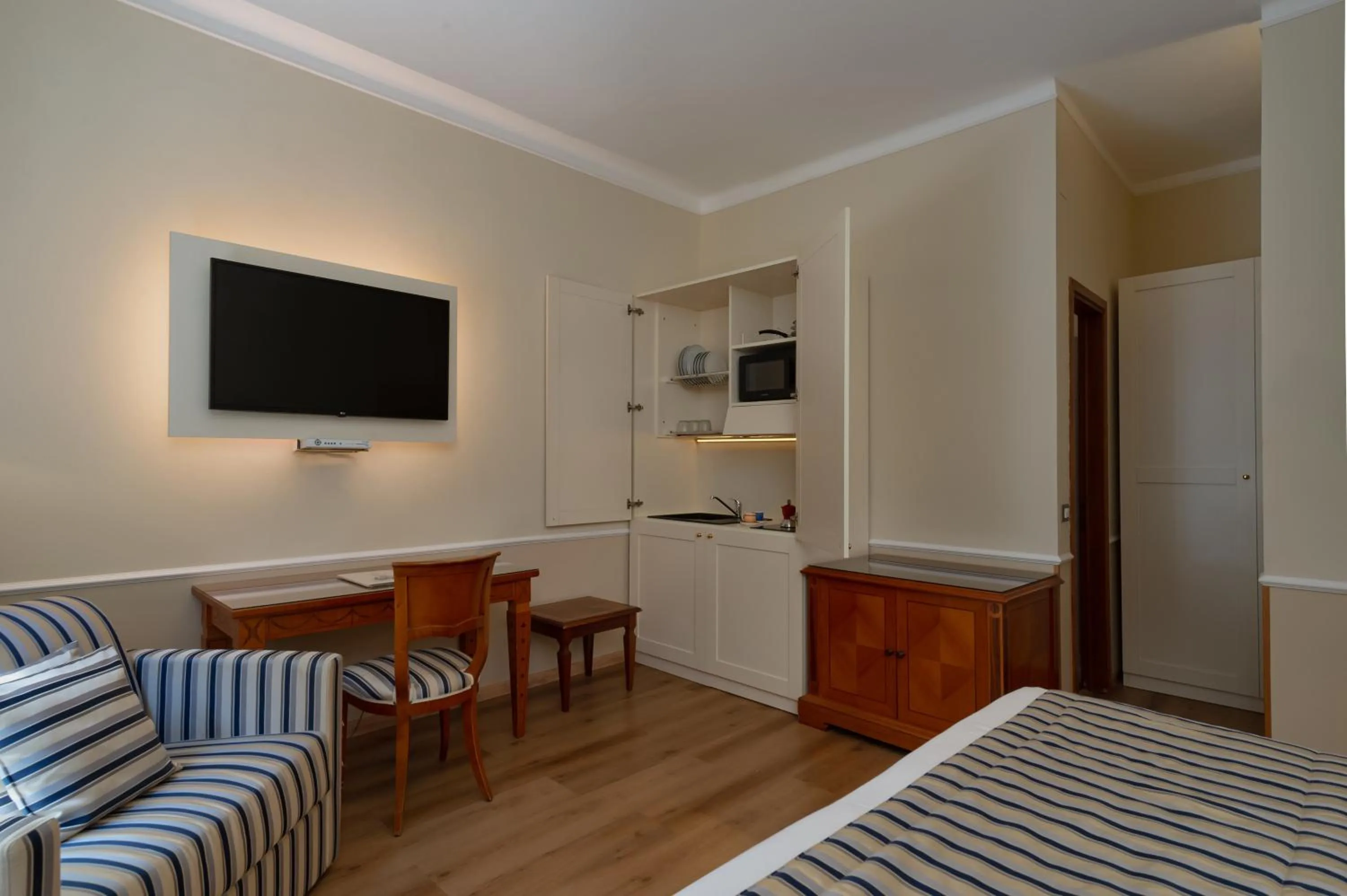Kitchen or kitchenette, Bed in Albergo Reggio