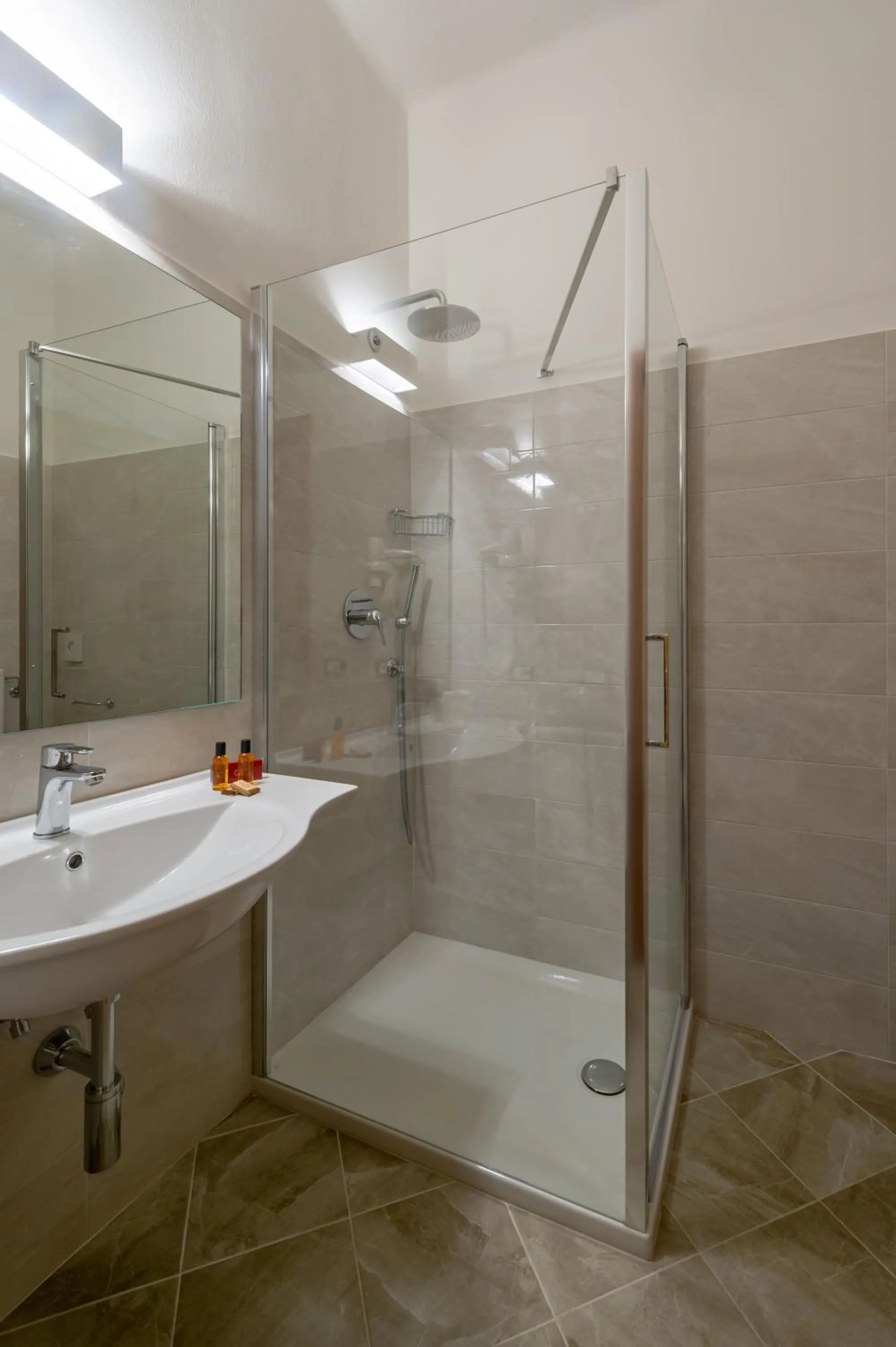 Shower in Albergo Reggio