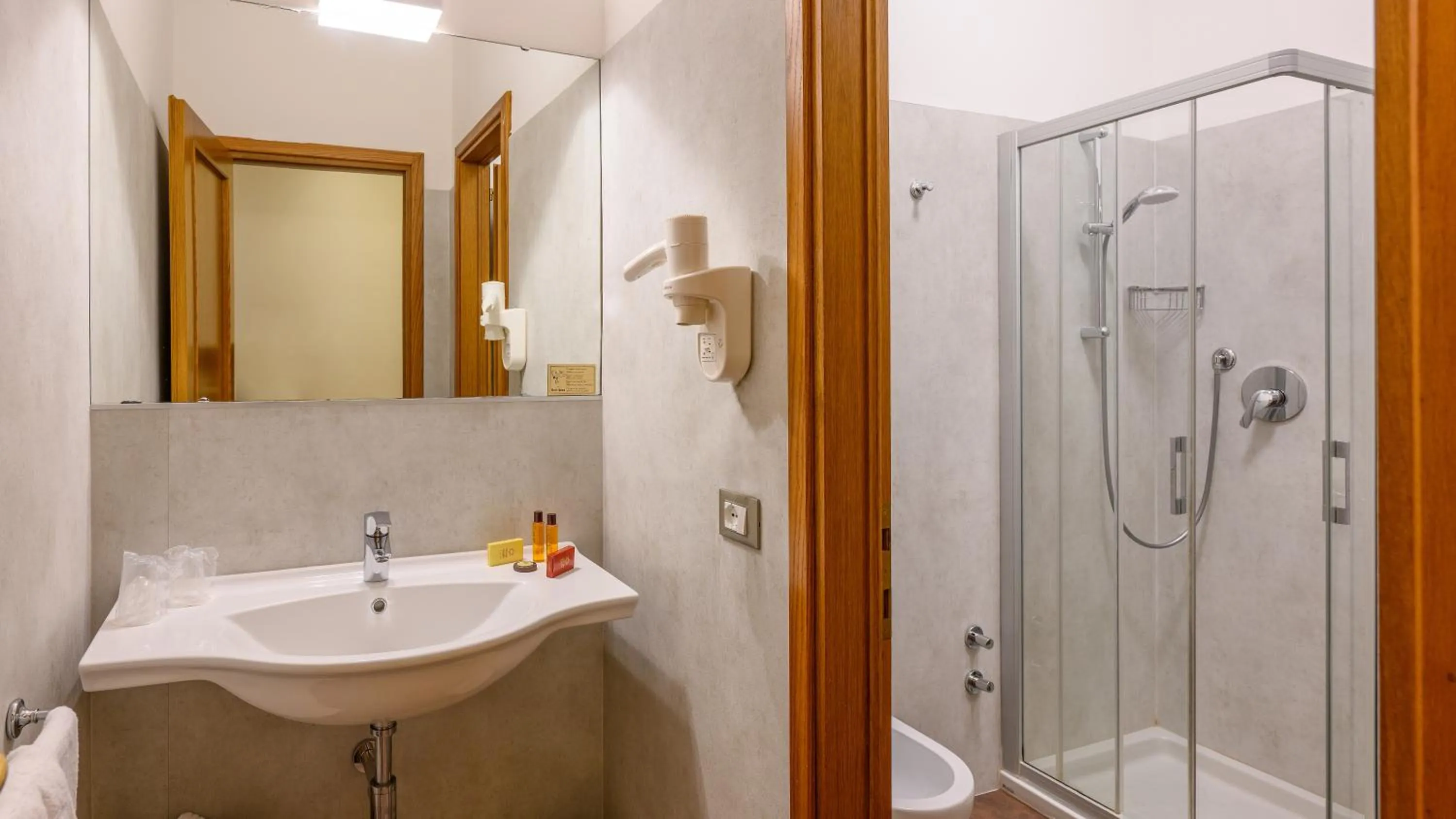 Bathroom in Albergo Reggio