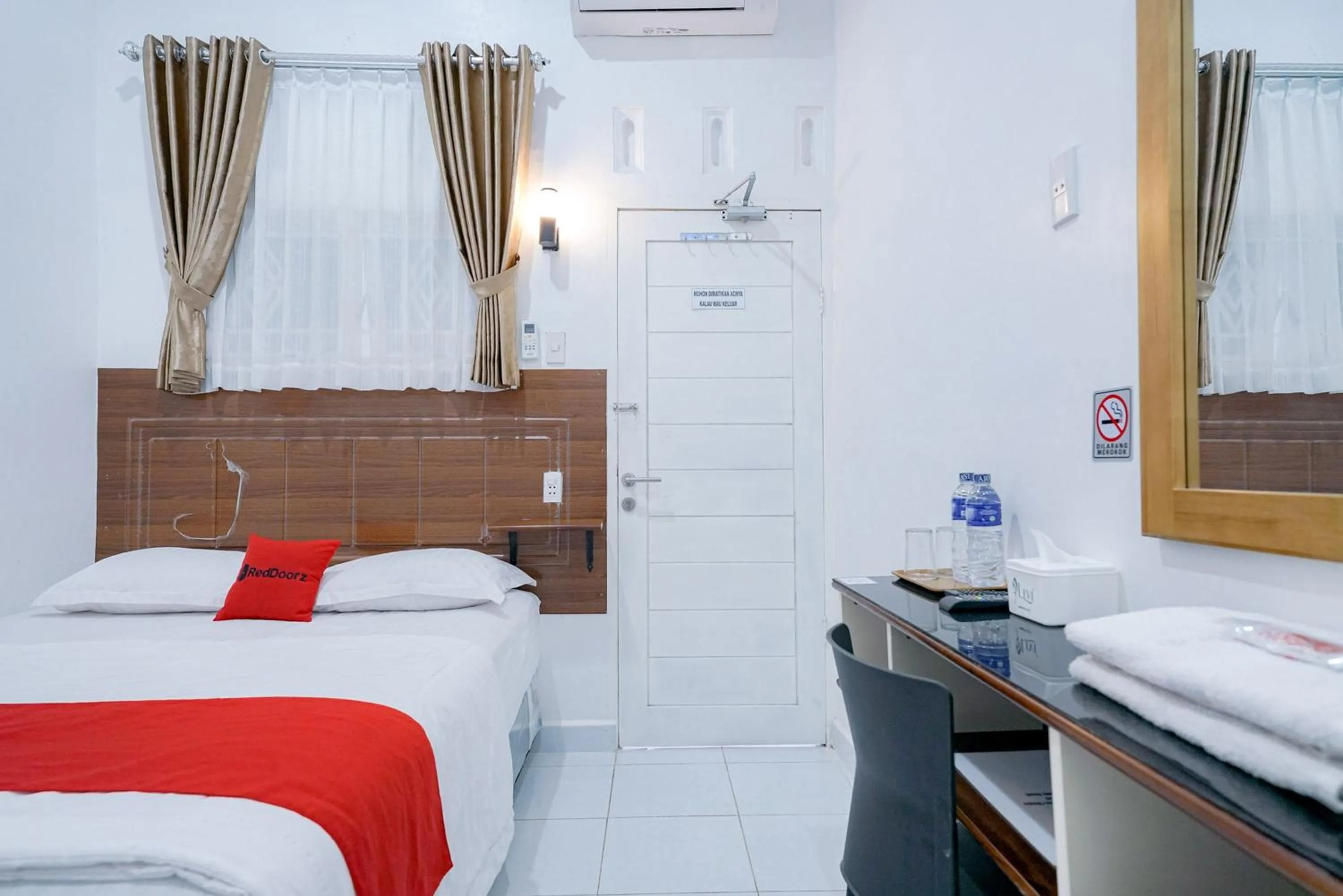 Bedroom, Bed in RedDoorz near Pantai Pandan Sibolga