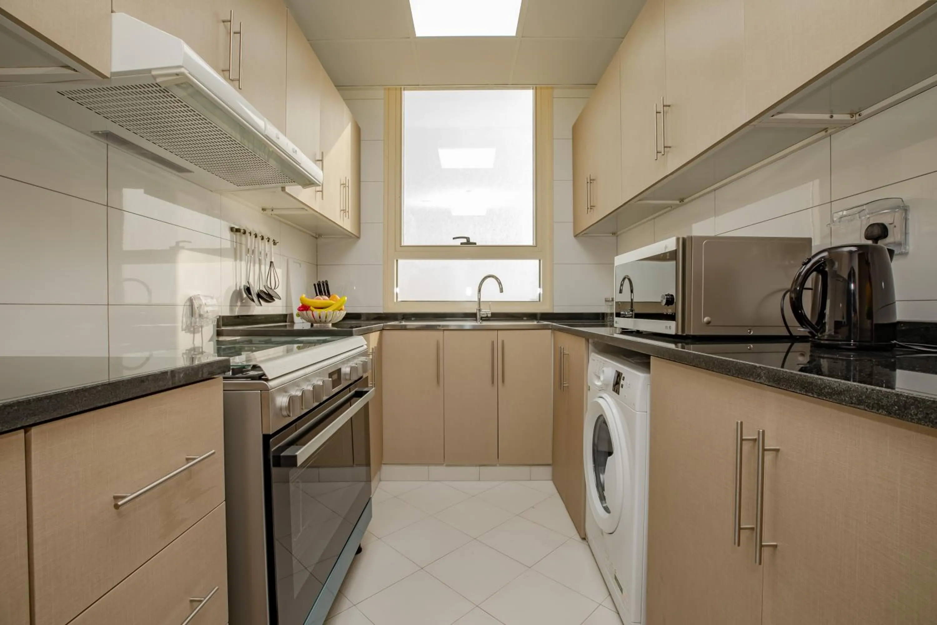 Kitchen or kitchenette in Platinum Coast Hotel Apartments
