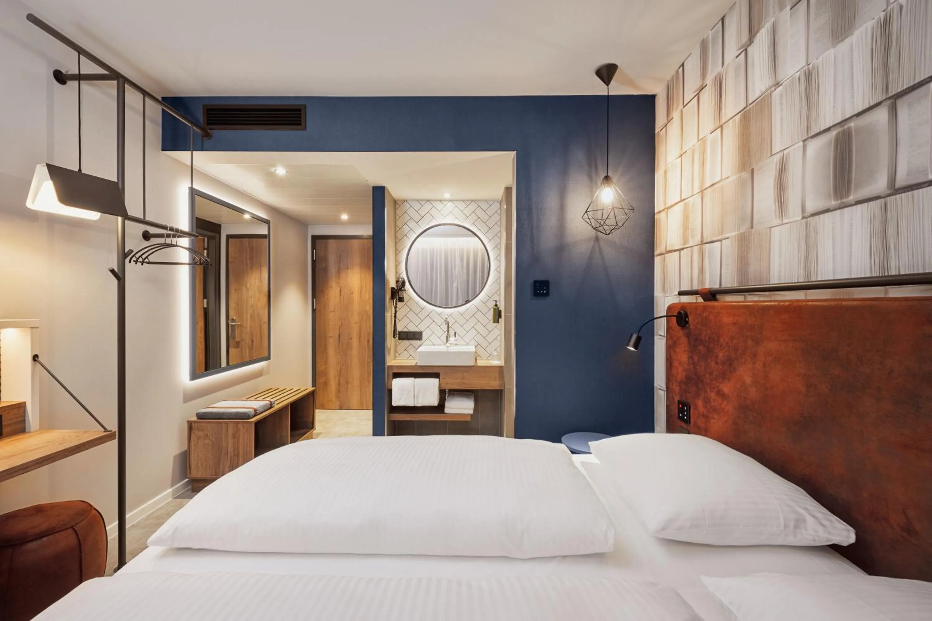 Bathroom, Bed in H2 Hotel Mainz