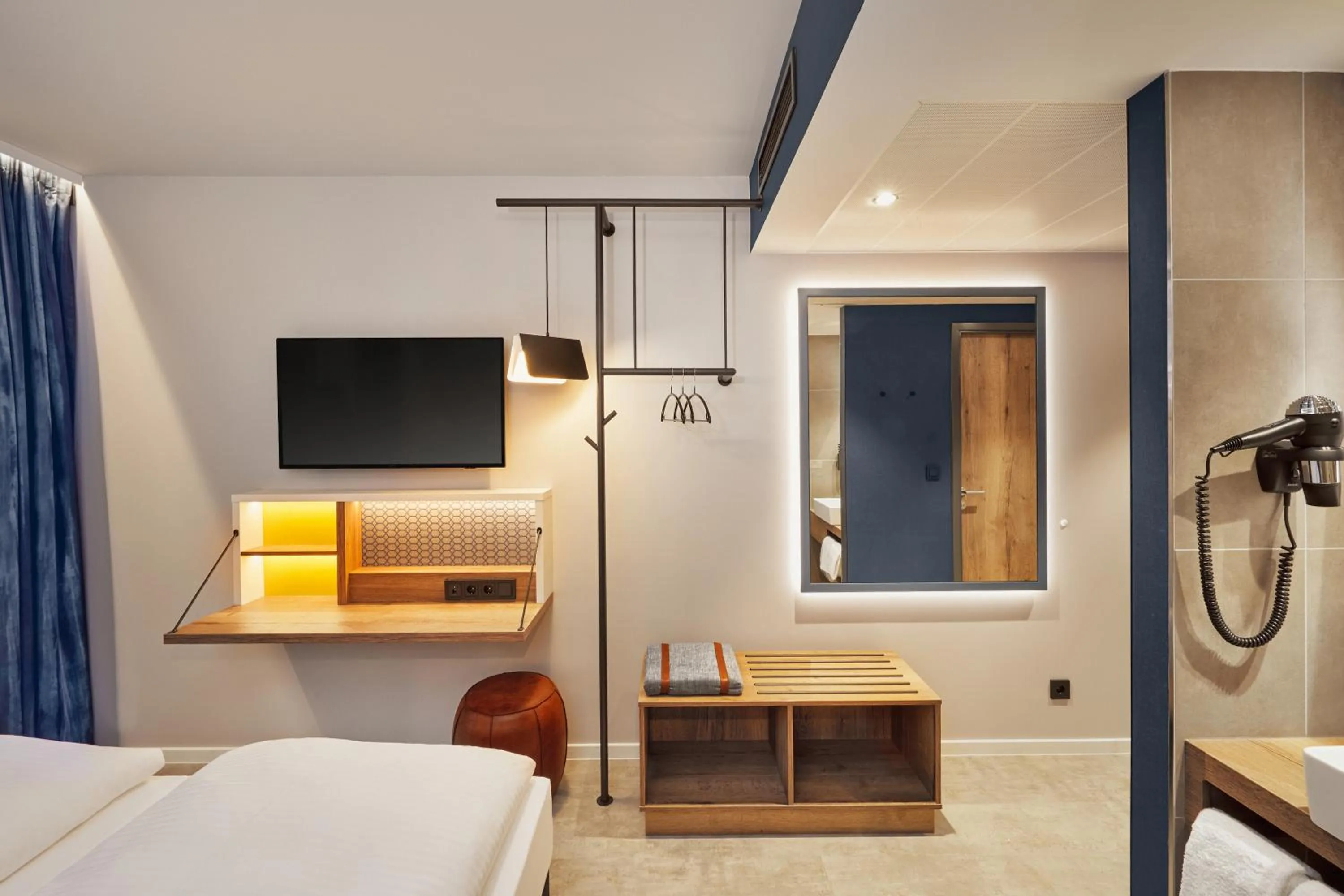 Photo of the whole room, Bed in H2 Hotel Mainz