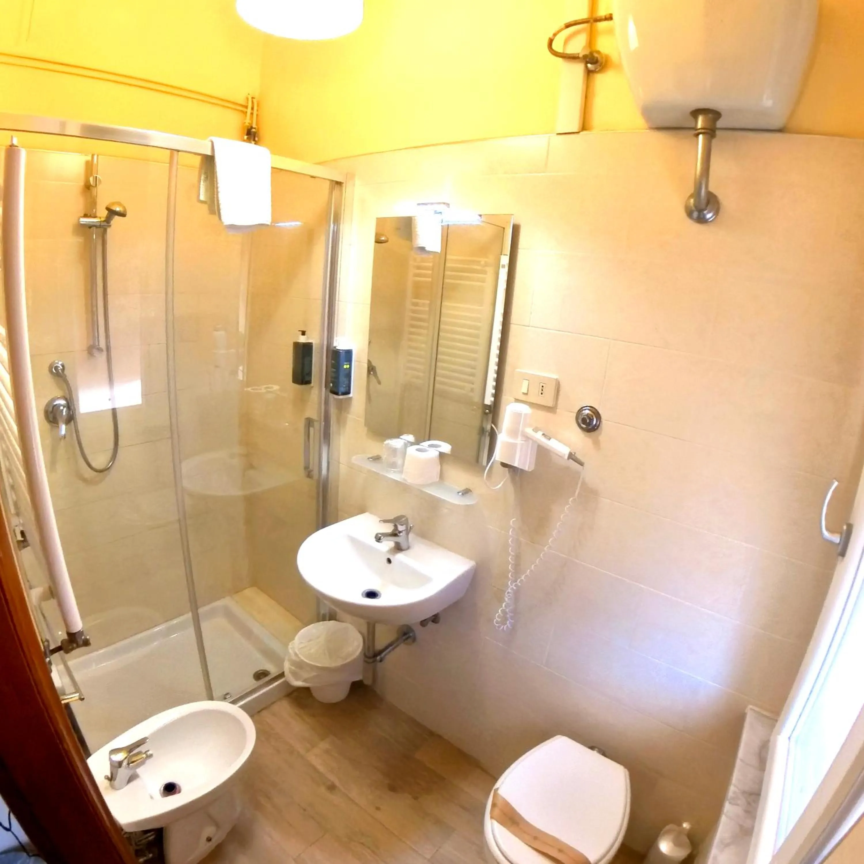 Shower in Giappone Inn Parking Hotel