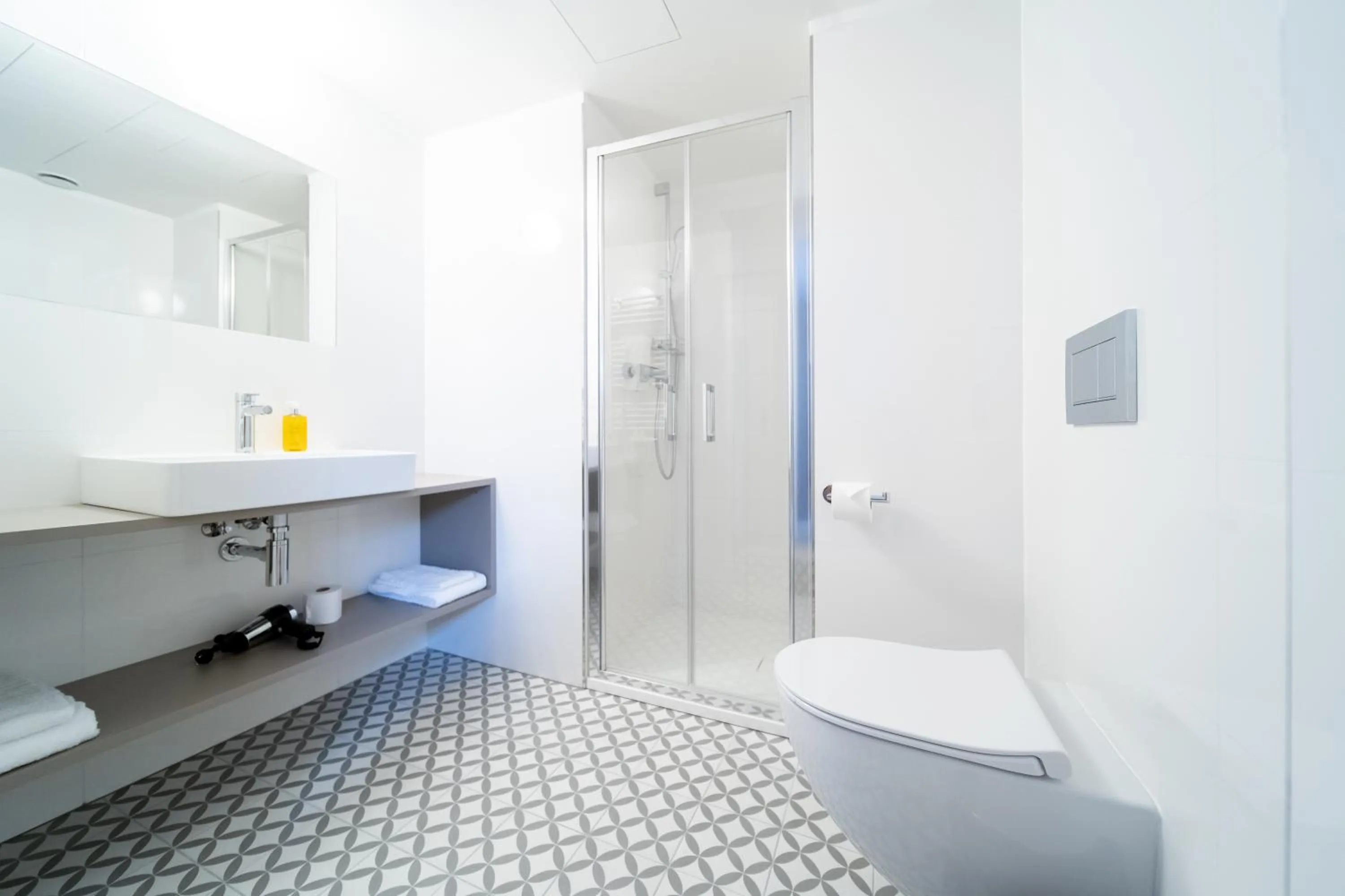 Shower in Karl BY ZEITRAUM