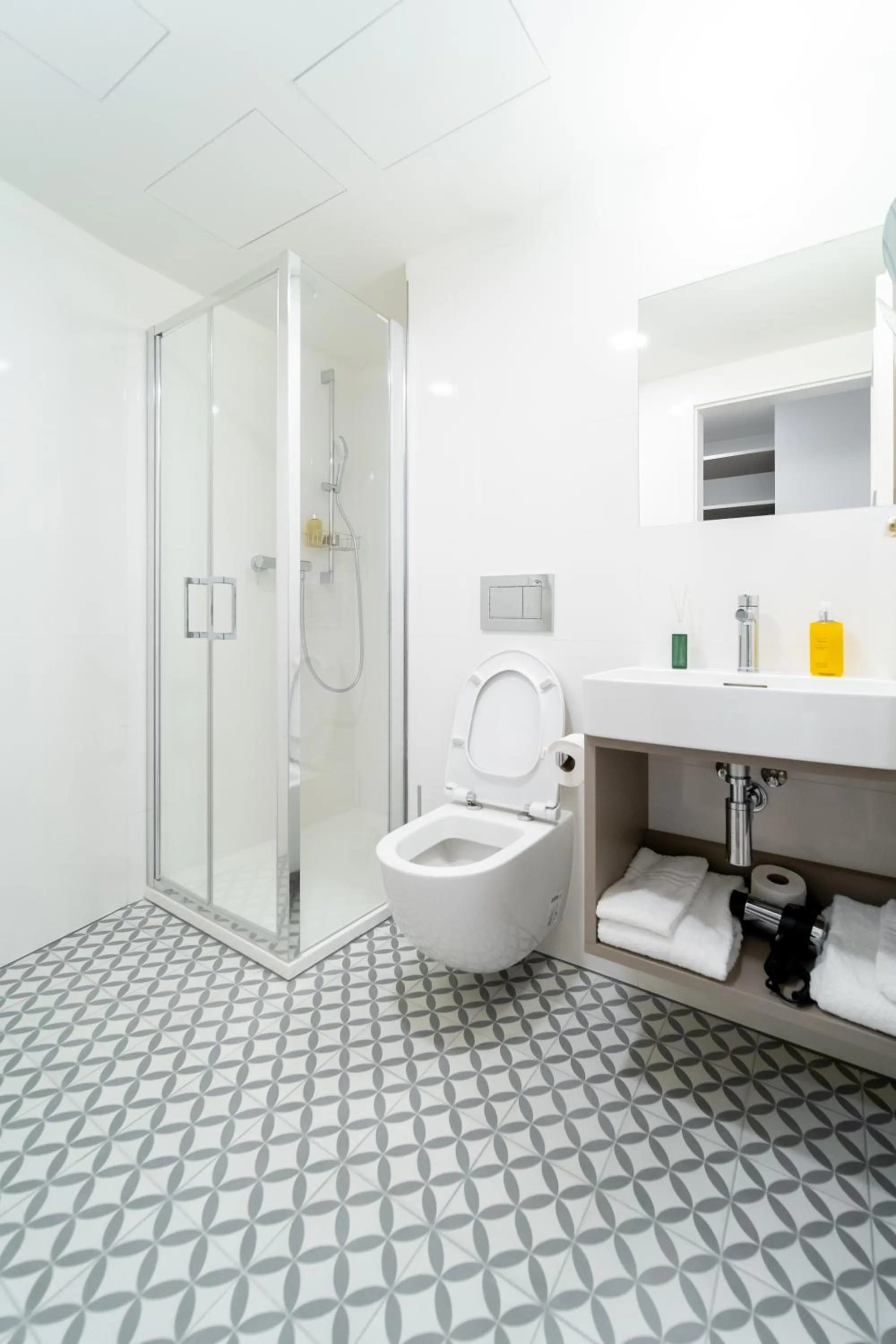 Shower in Karl BY ZEITRAUM