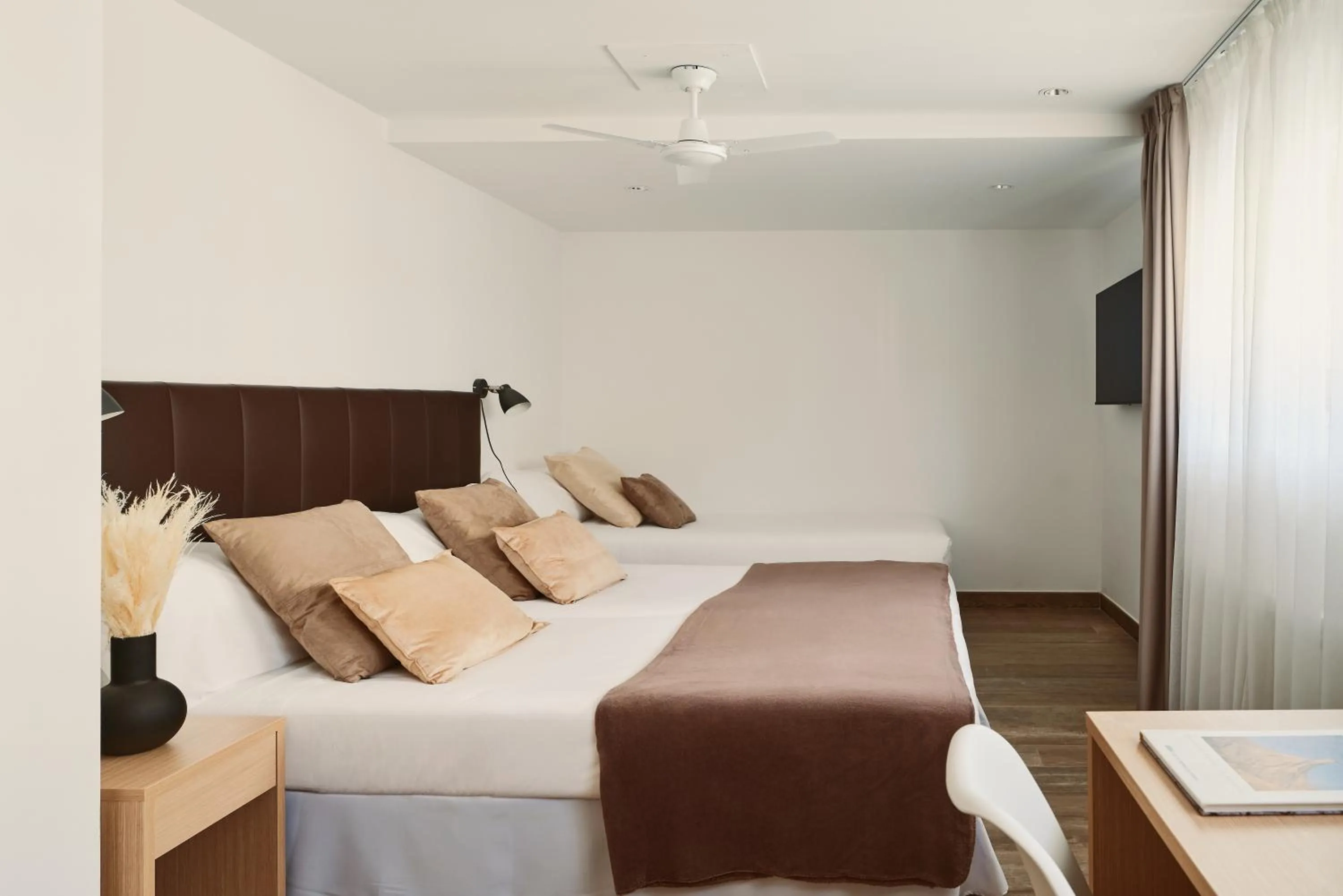 Bedroom, Bed in Hotel MET Pamplona