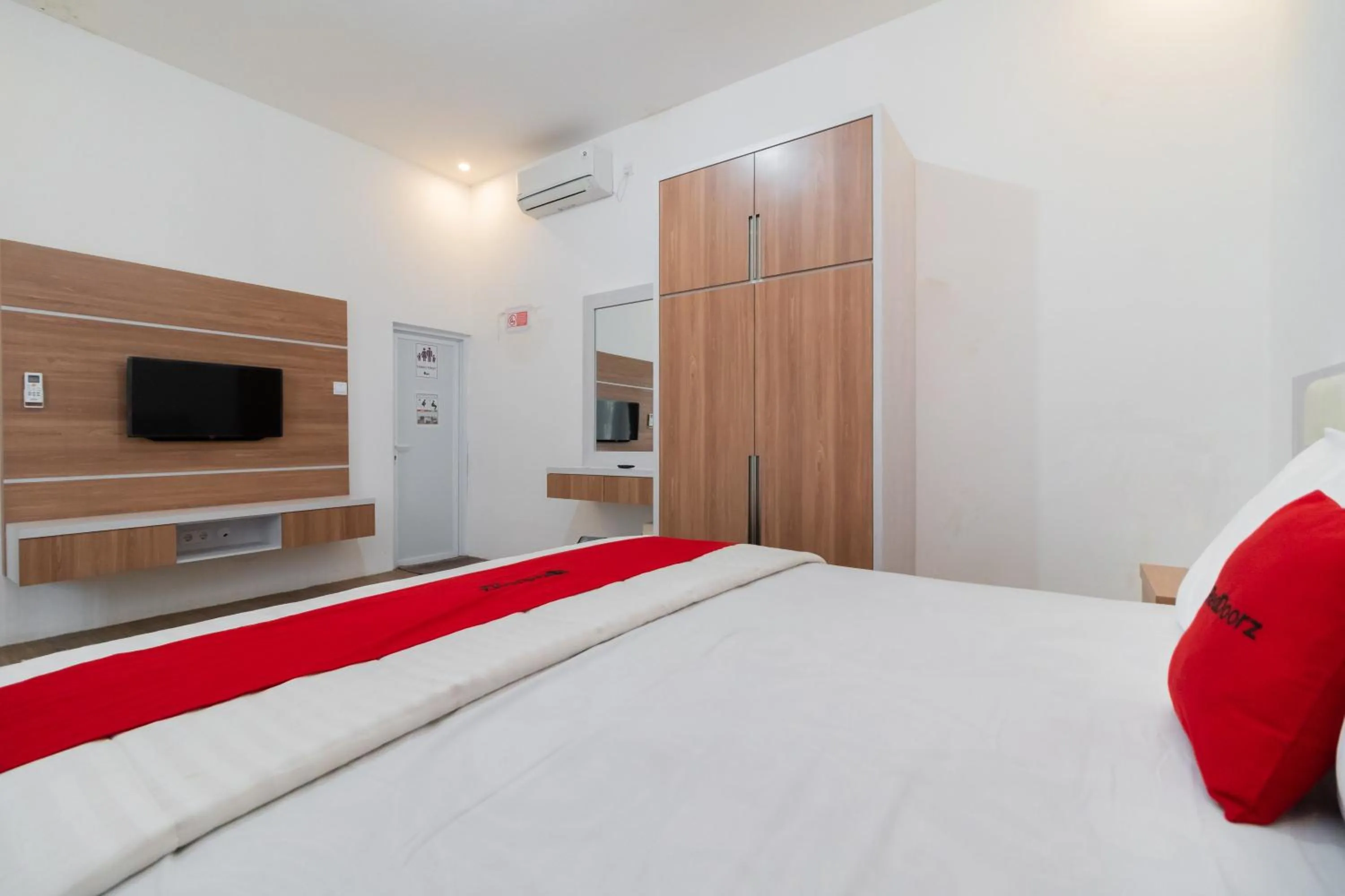 Bedroom, Bed in RedDoorz Syariah at Jalan Andalas Padang