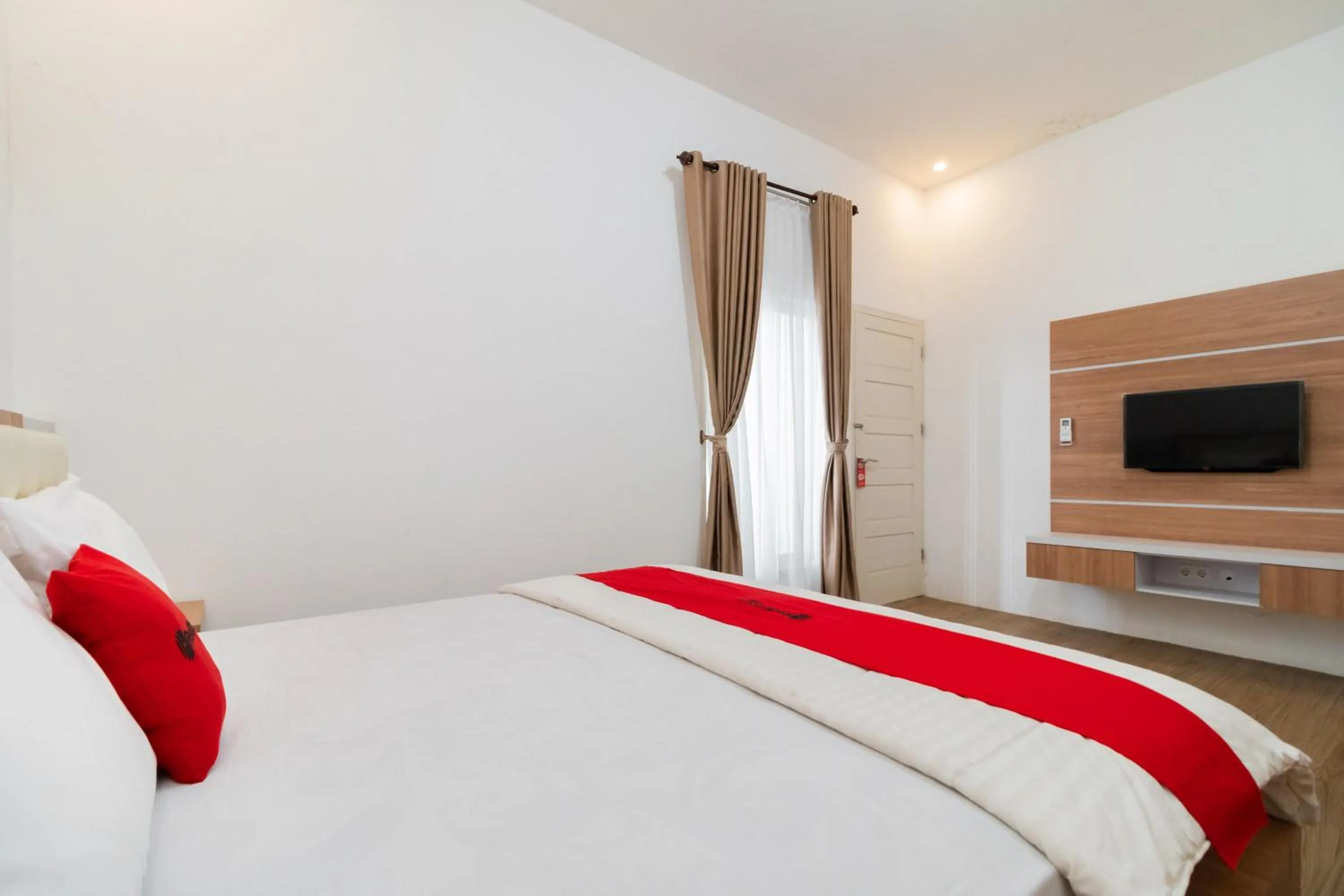 Bedroom, Bed in RedDoorz Syariah at Jalan Andalas Padang