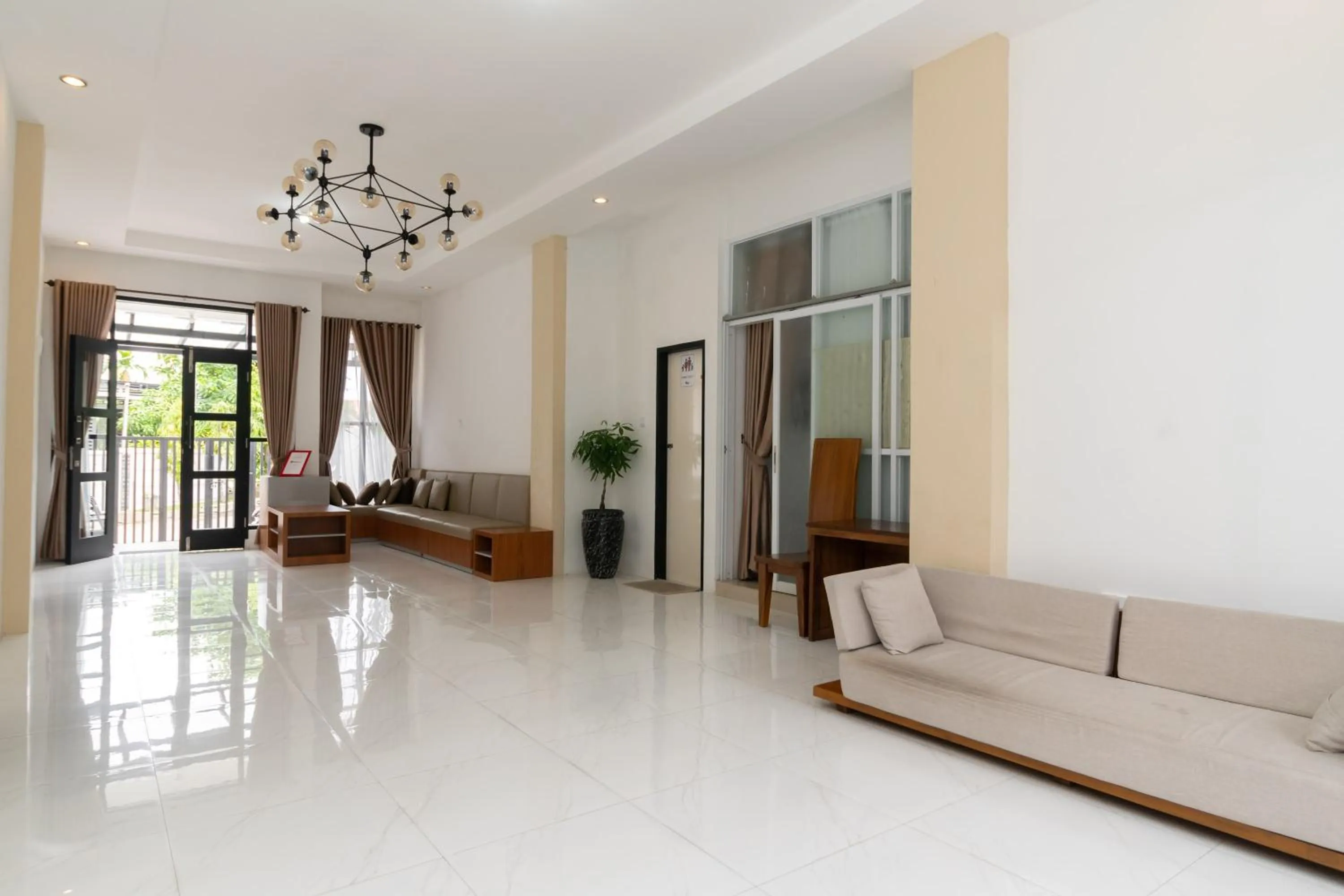 Living room in RedDoorz Syariah at Jalan Andalas Padang