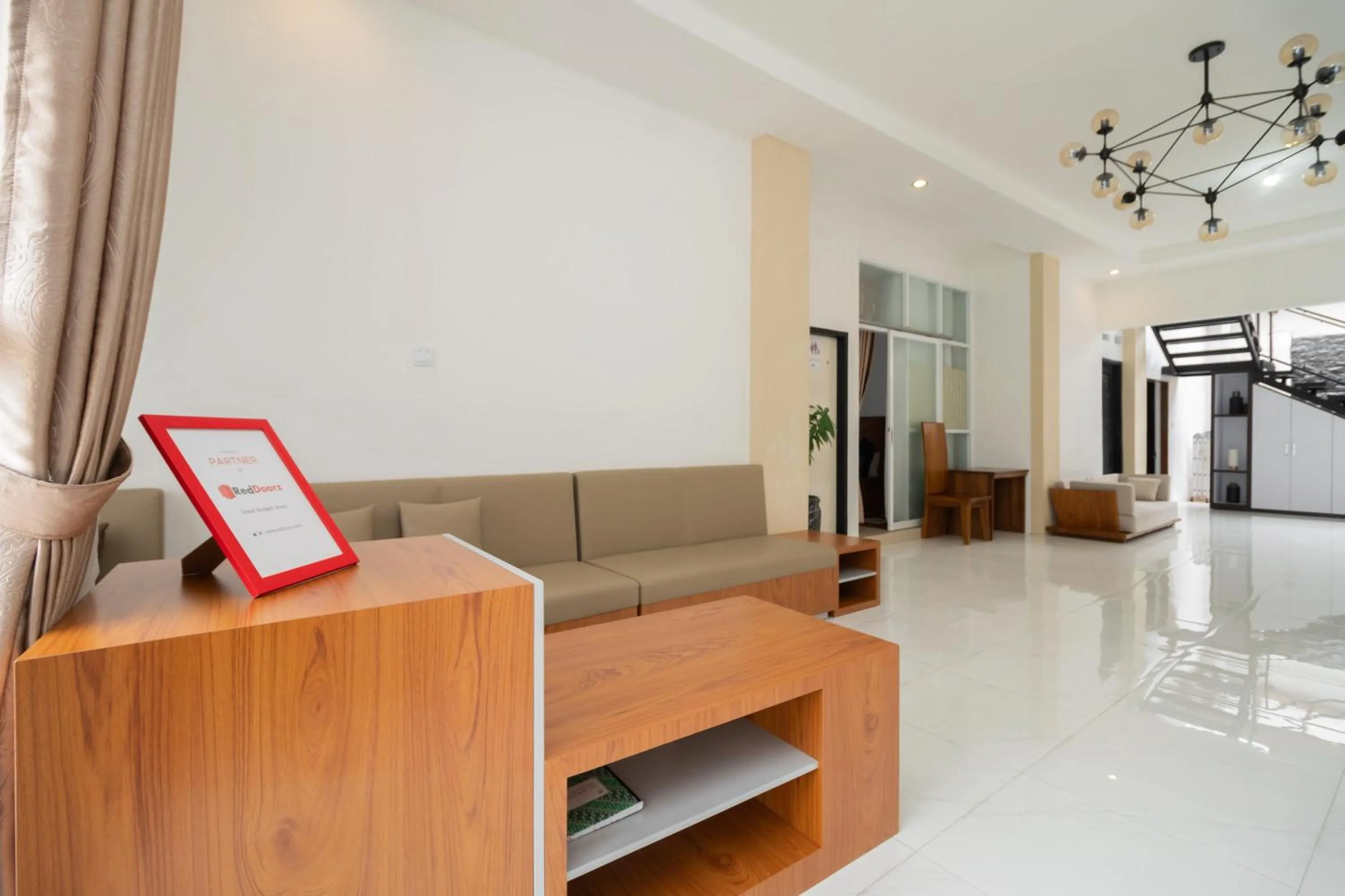 Living room in RedDoorz Syariah at Jalan Andalas Padang