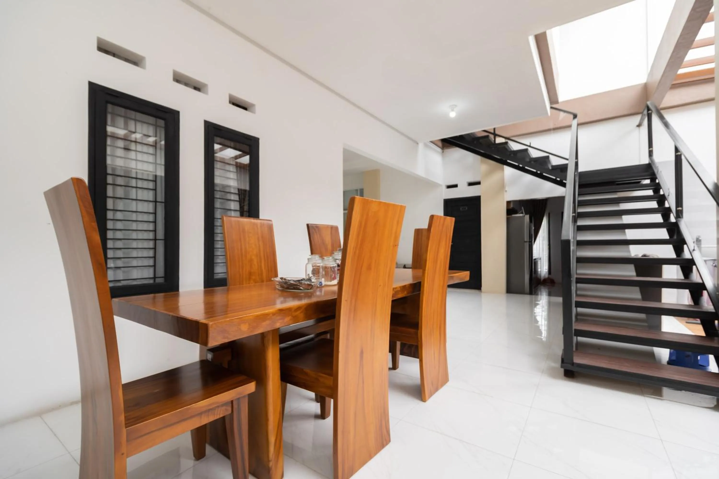 Dining area in RedDoorz Syariah at Jalan Andalas Padang