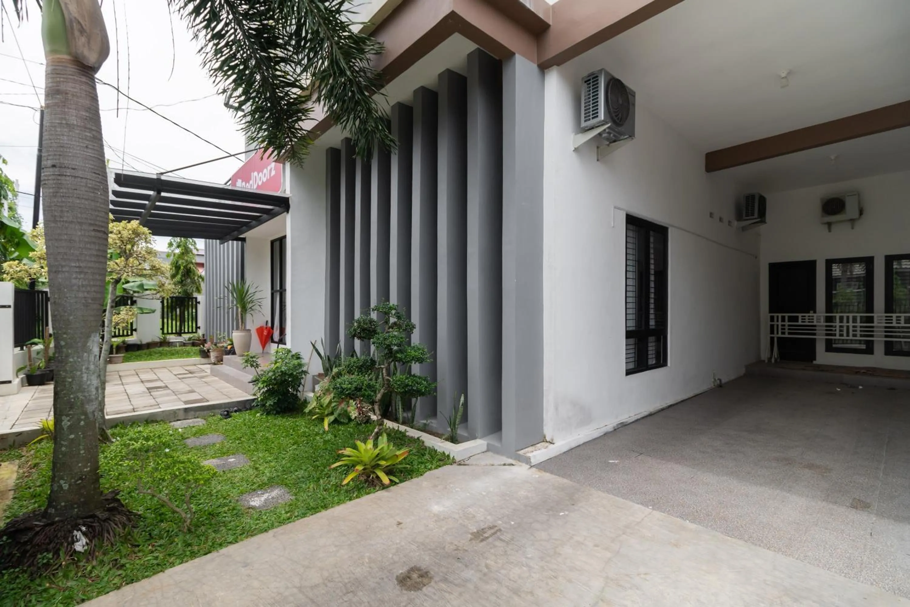 Property building in RedDoorz Syariah at Jalan Andalas Padang