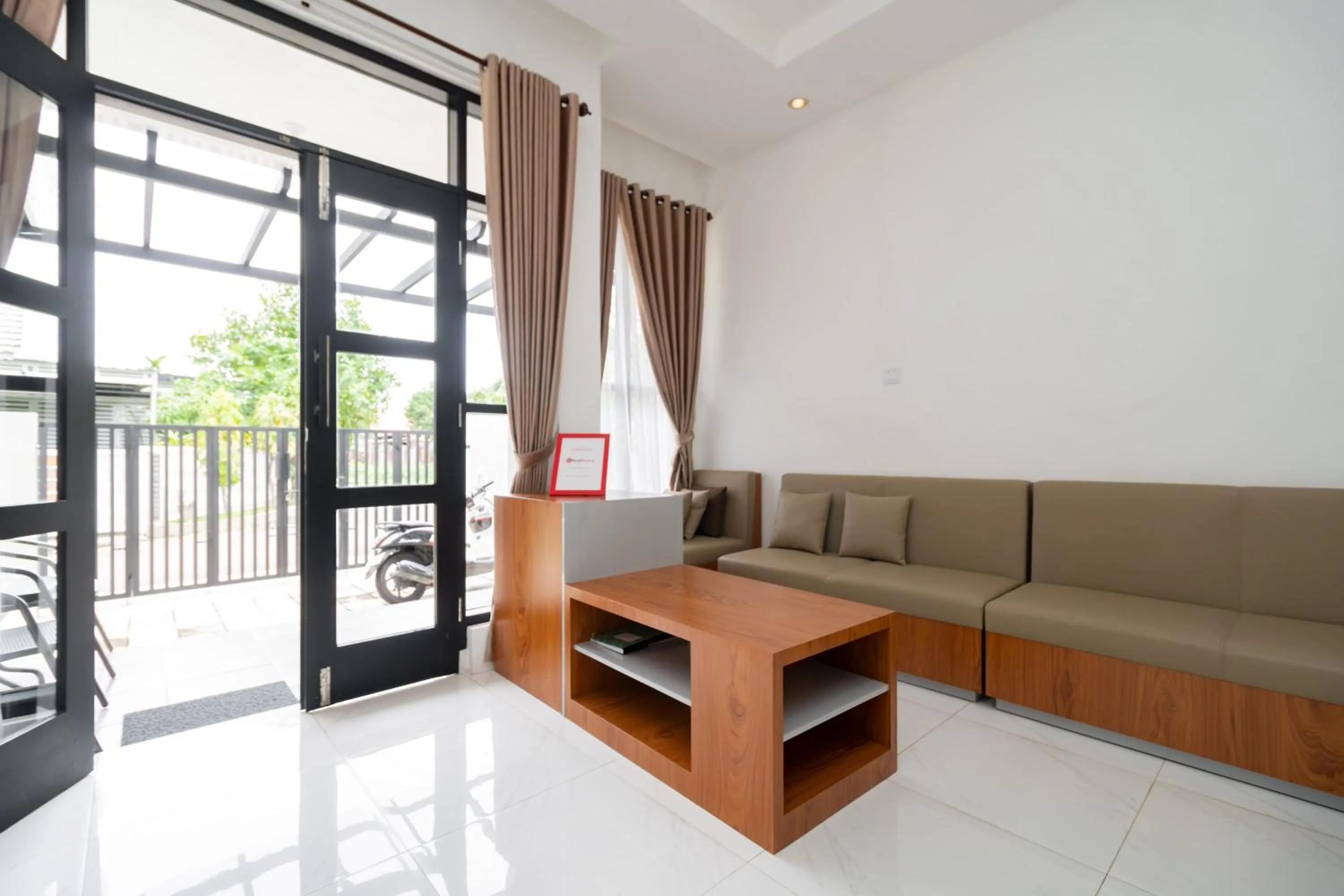 Lobby or reception in RedDoorz Syariah at Jalan Andalas Padang