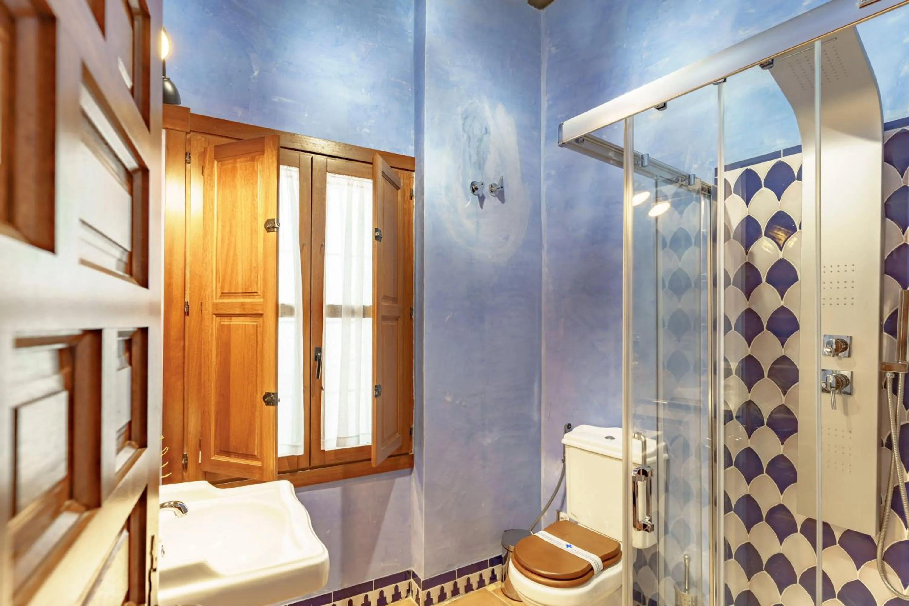 Shower in SUITES CASA DE LAS COLUMNAS