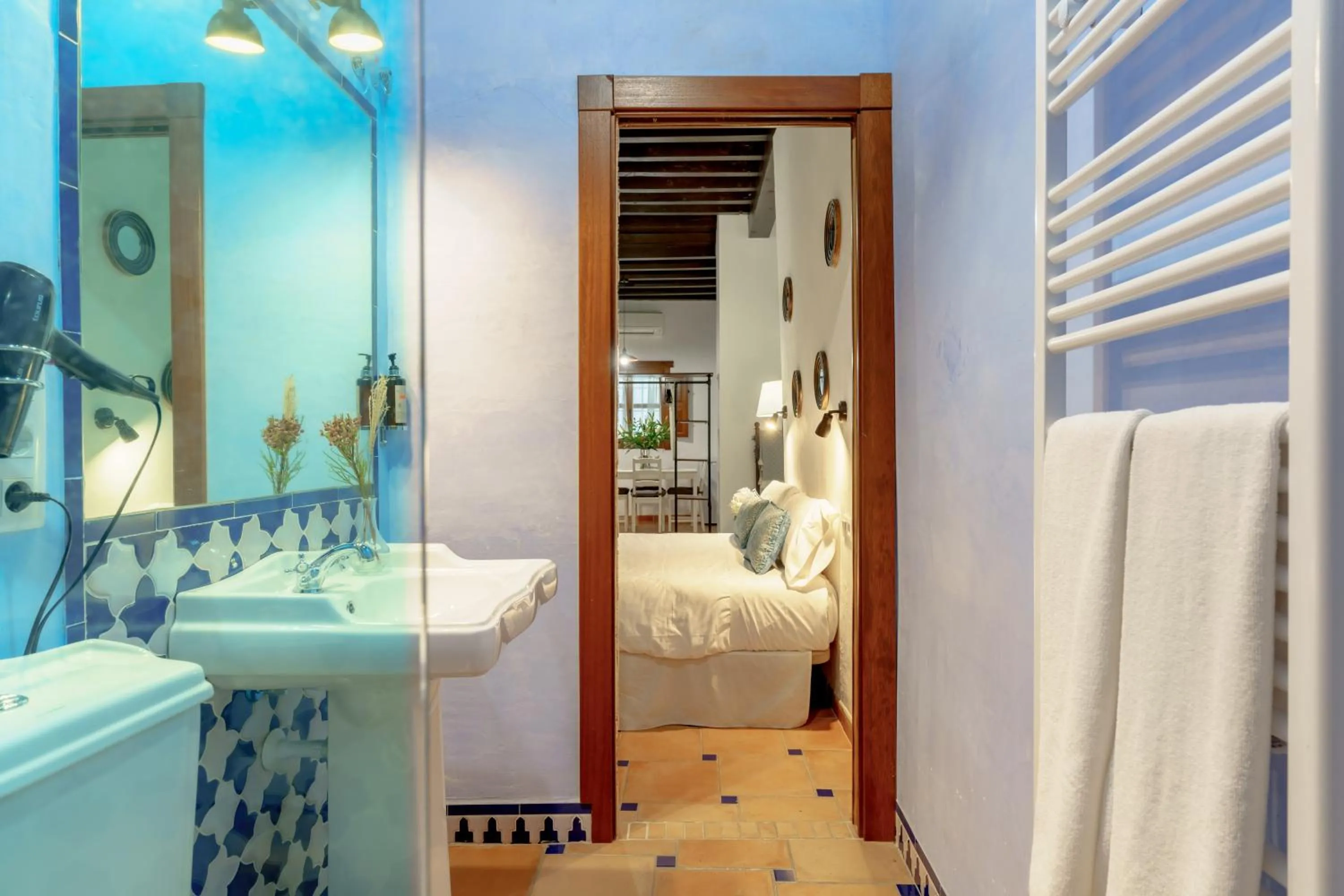 Shower, Bed in SUITES CASA DE LAS COLUMNAS