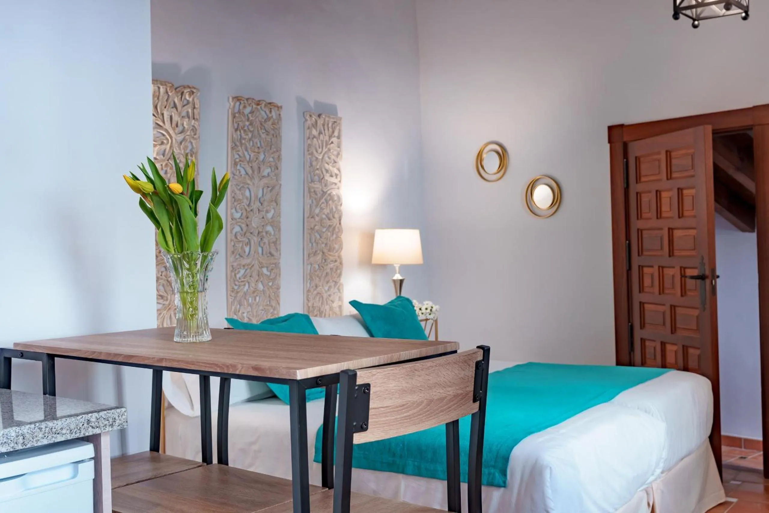 Photo of the whole room in SUITES CASA DE LAS COLUMNAS