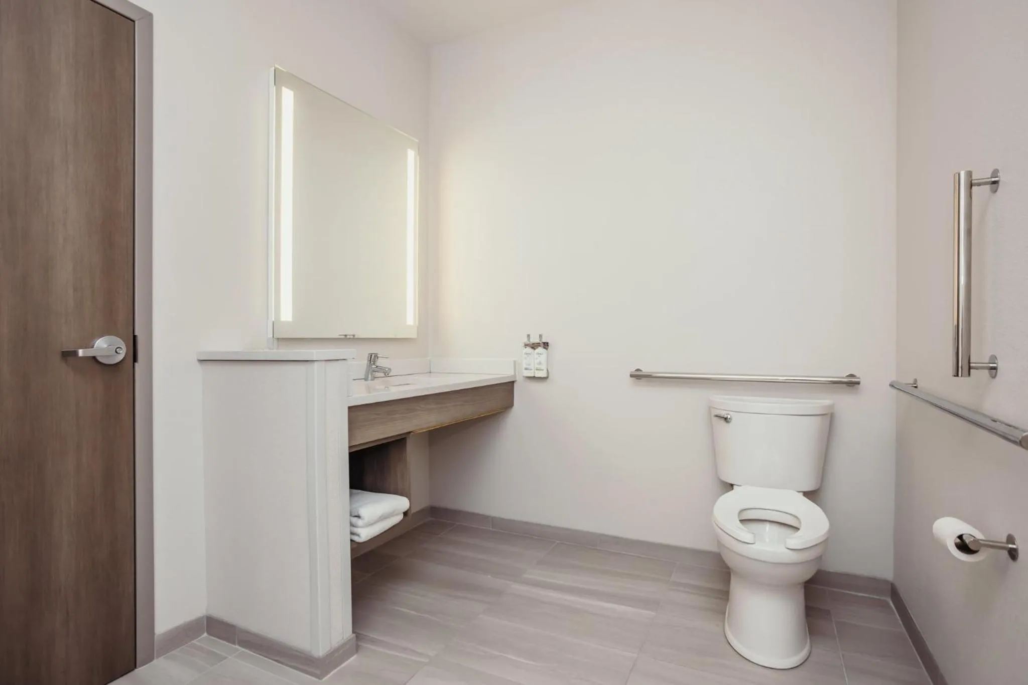 Photo of the whole room in Holiday Inn Express - Des Moines - Ankeny by IHG