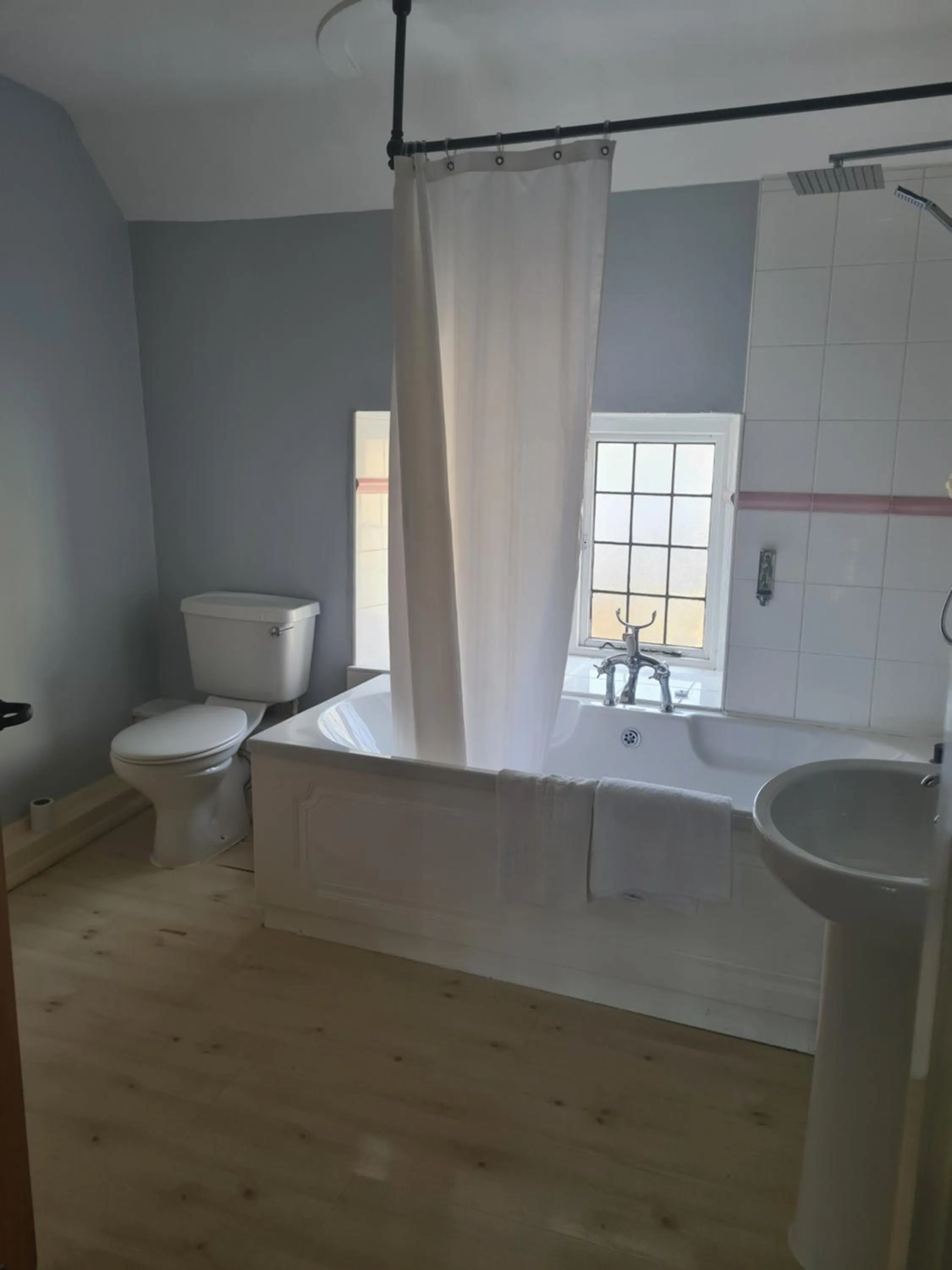 Bathroom in Jersey Arms Hotel Bicester