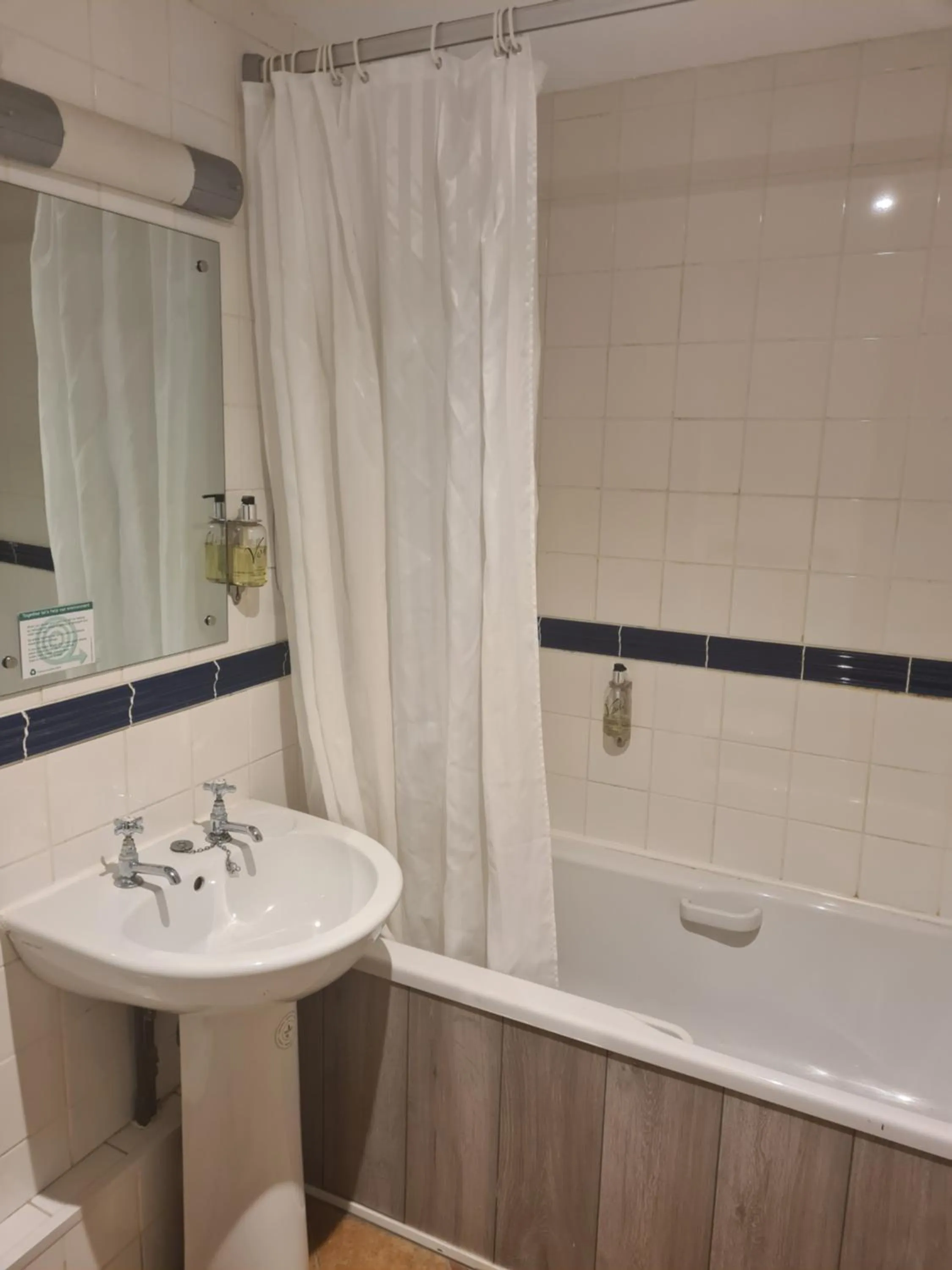 Bathroom in Jersey Arms Hotel Bicester