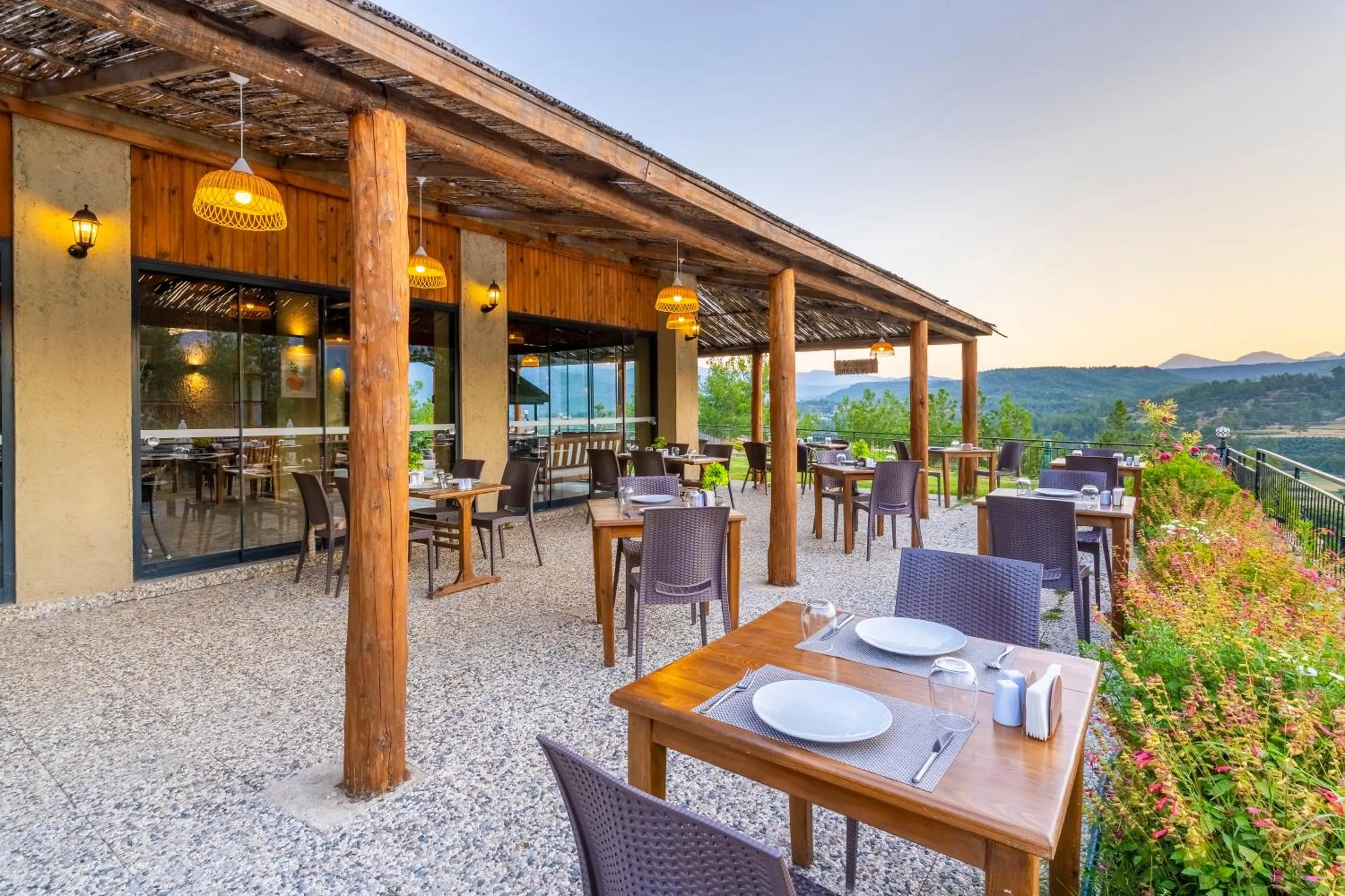 Restaurant/places to eat in Maison Green Hill Hobbit Villas & Boutique Hotel