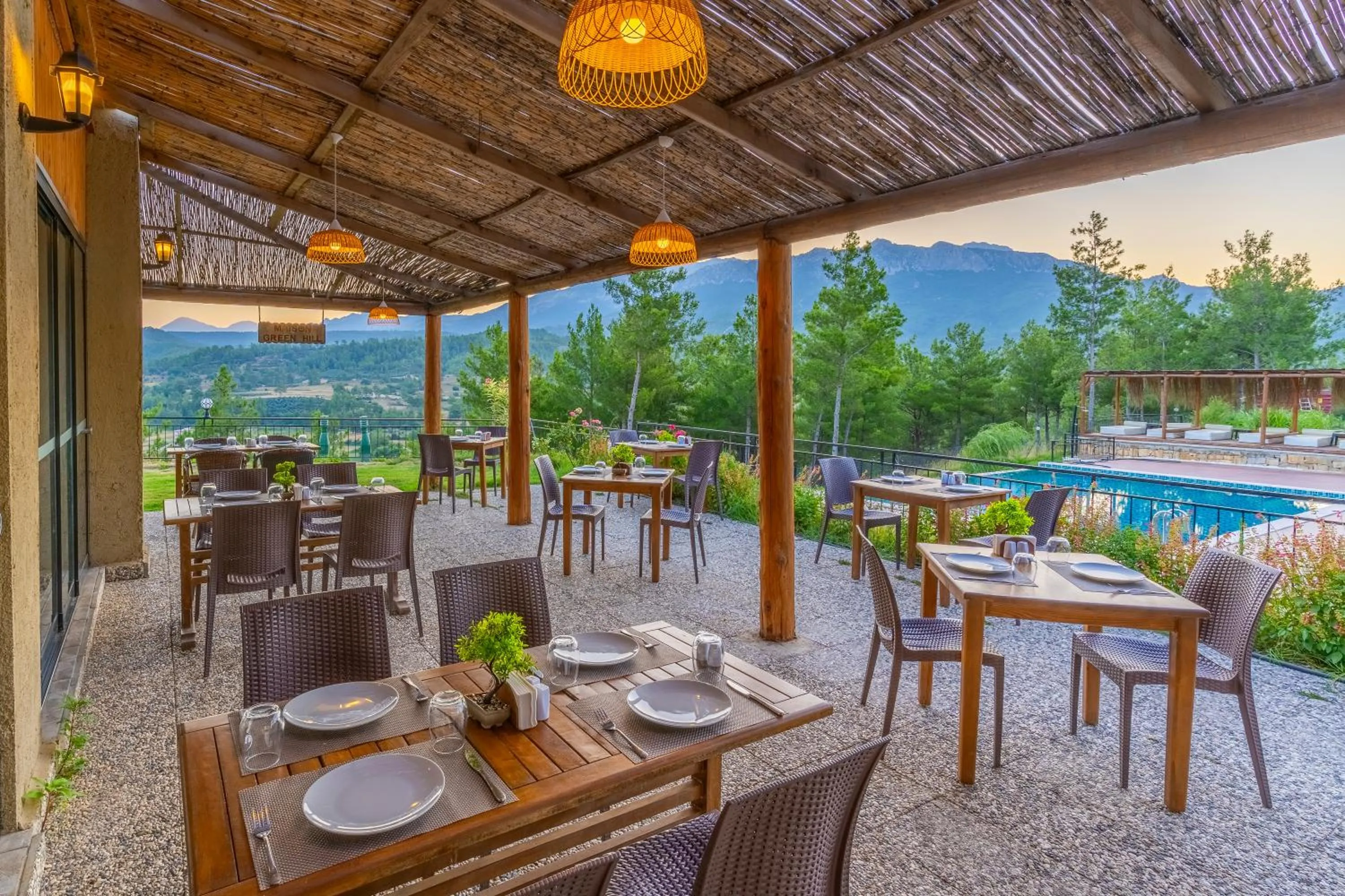 Restaurant/places to eat in Maison Green Hill Hobbit Villas & Boutique Hotel