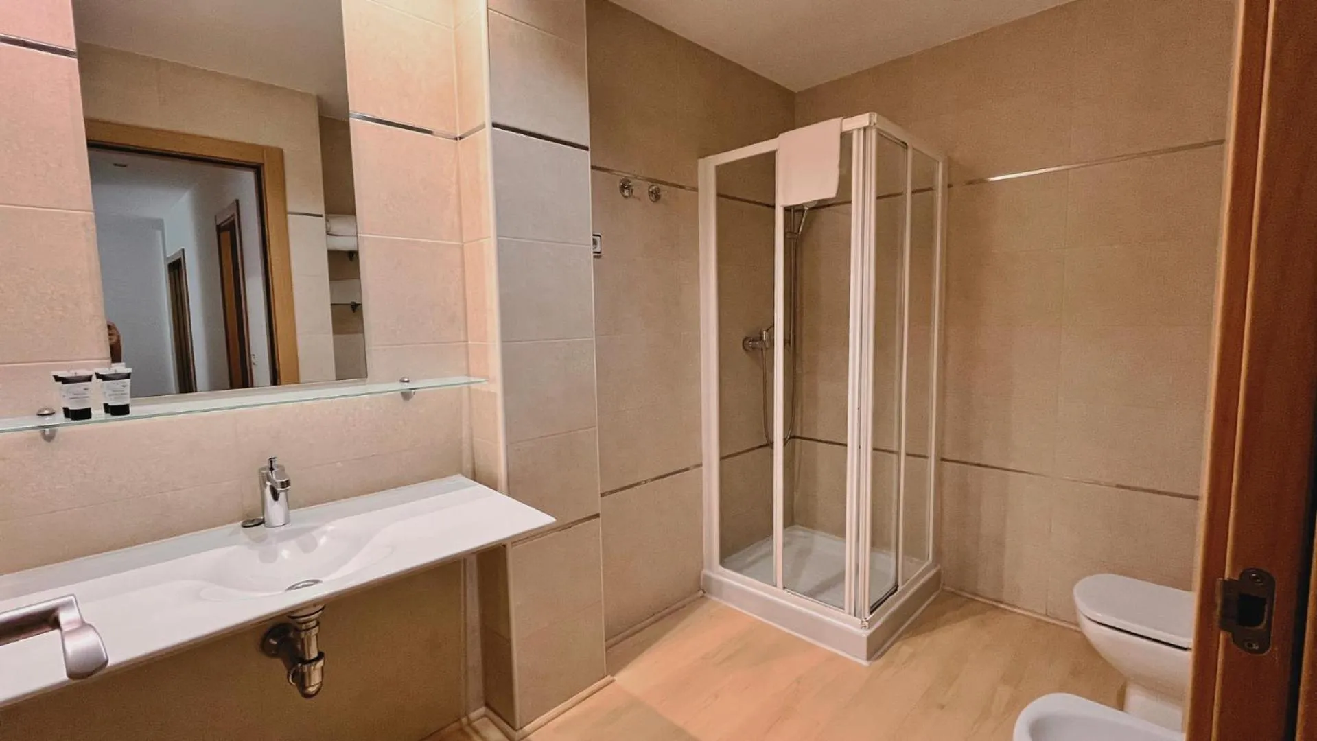 Shower in Hotel-Apartamentos Tartesos