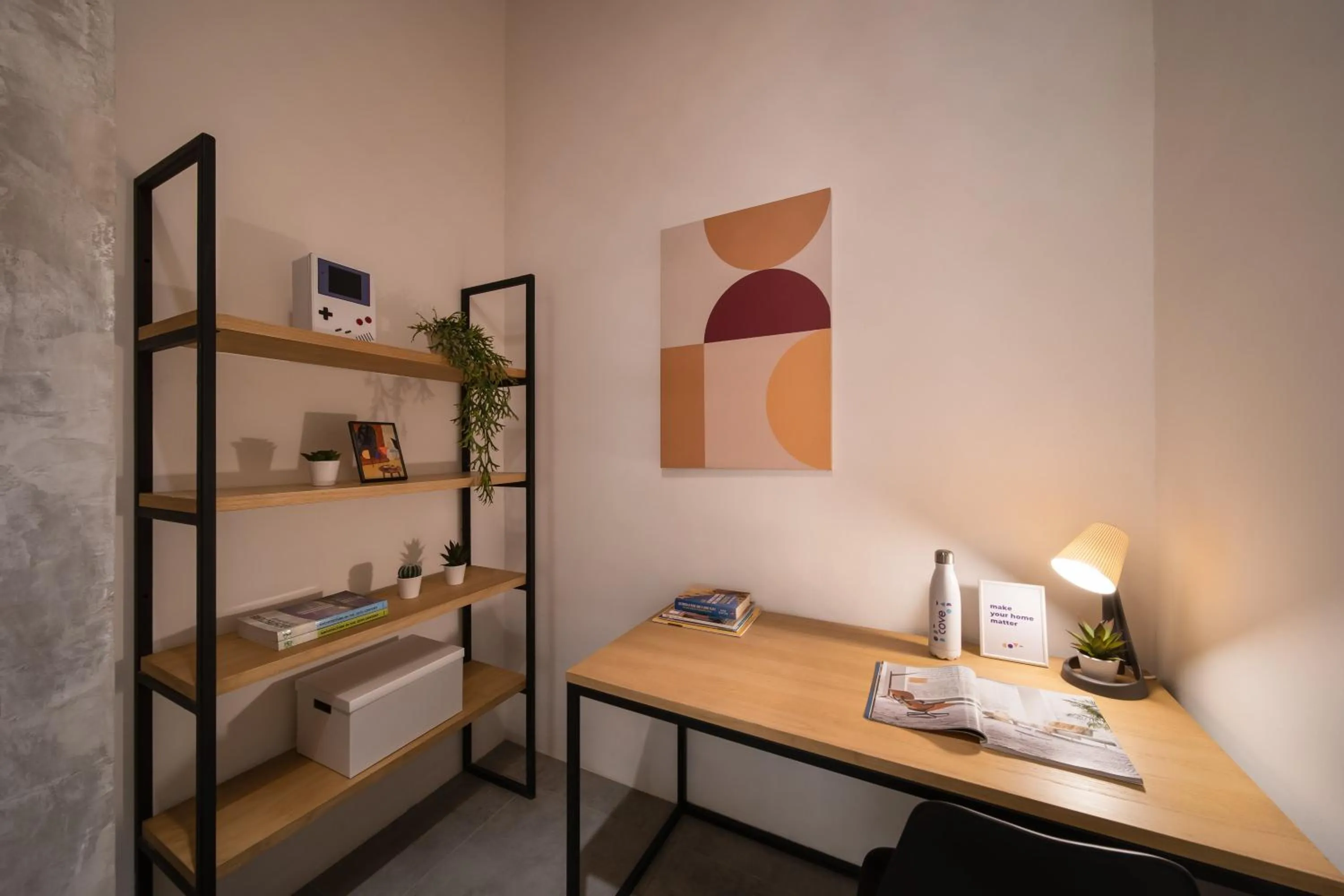 Seating area, Bed in Cove Hillcrest