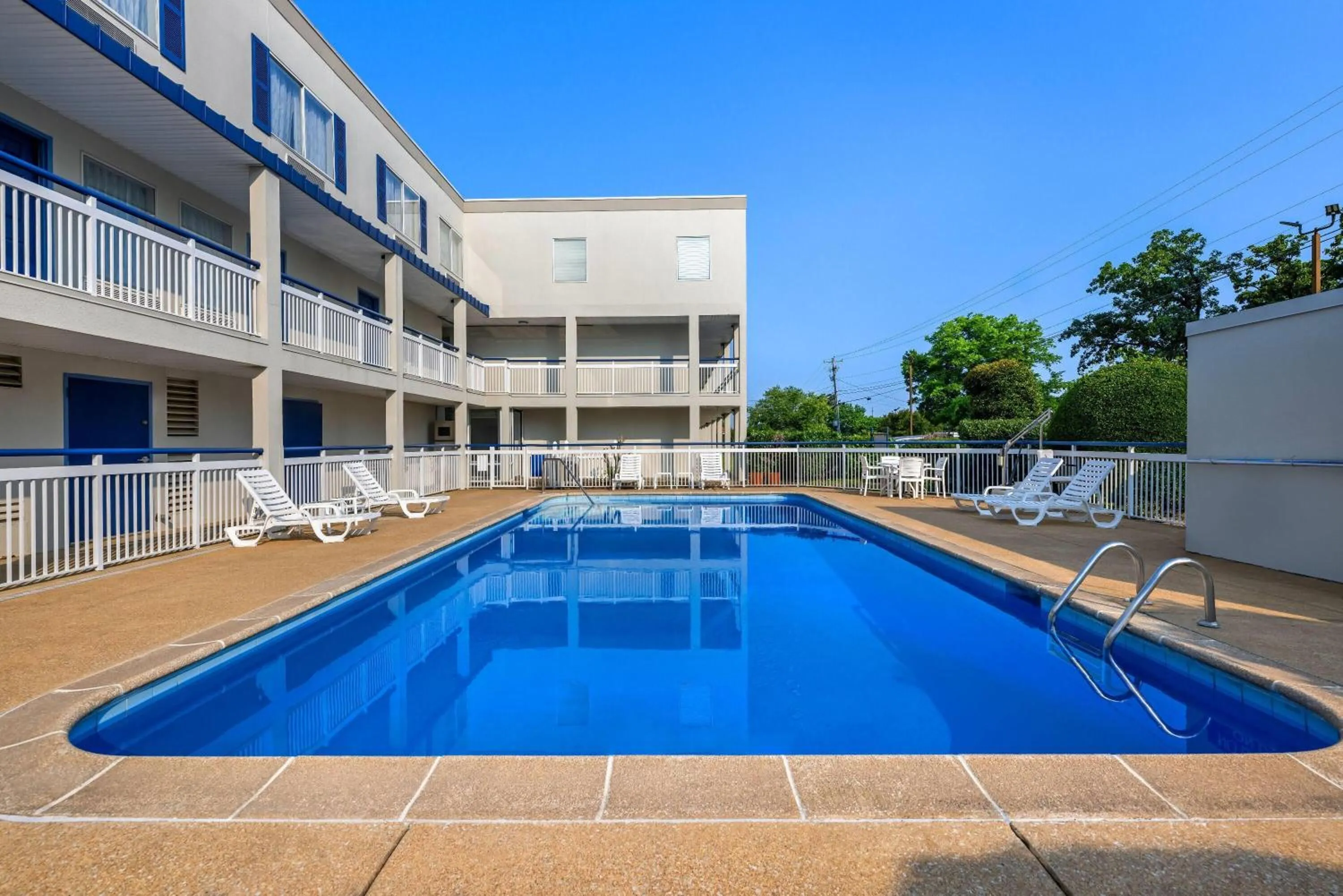 Swimming pool in Days Inn by Wyndham Chattanooga/Hamilton Place