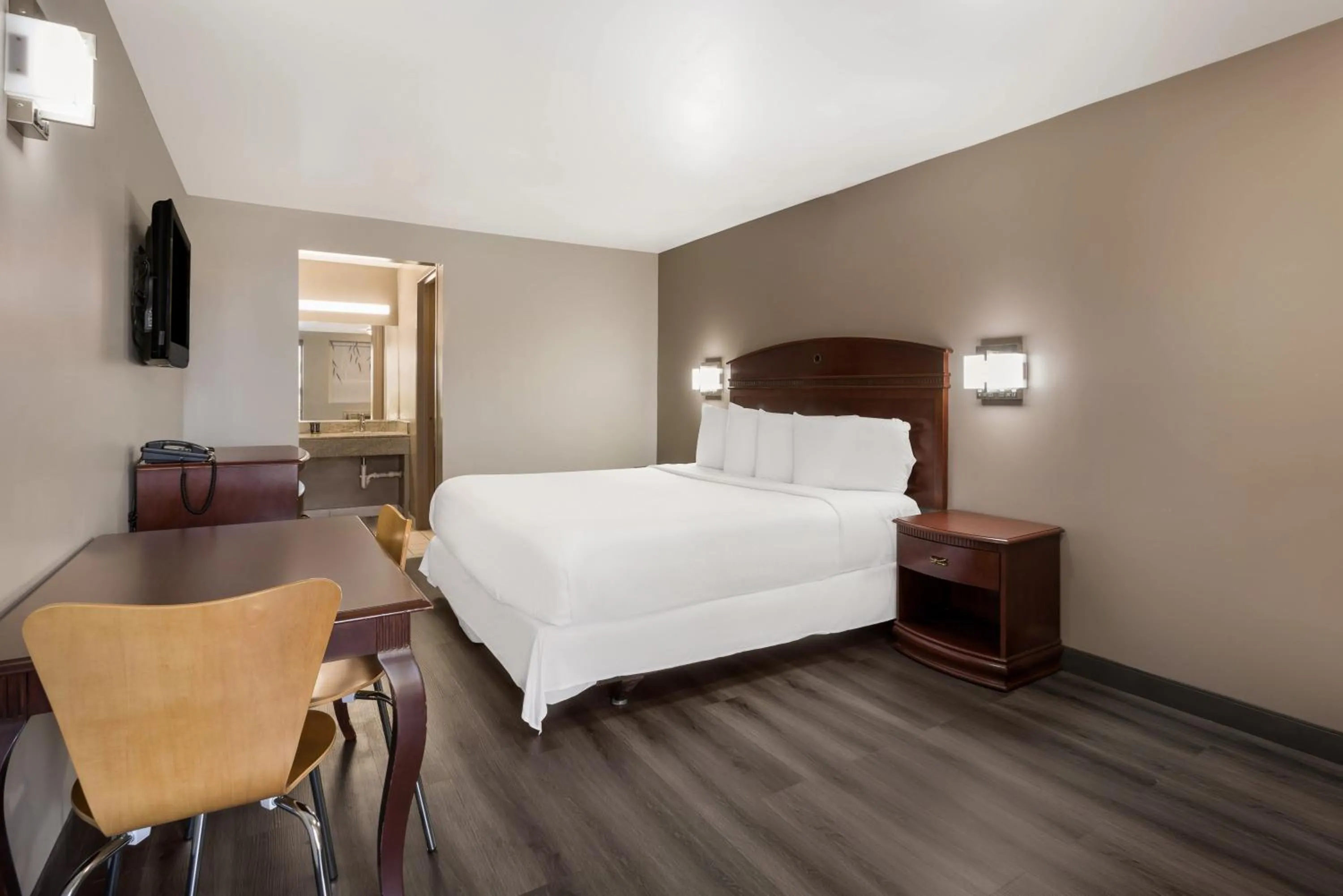 Bed in Red Carpet inn Edison