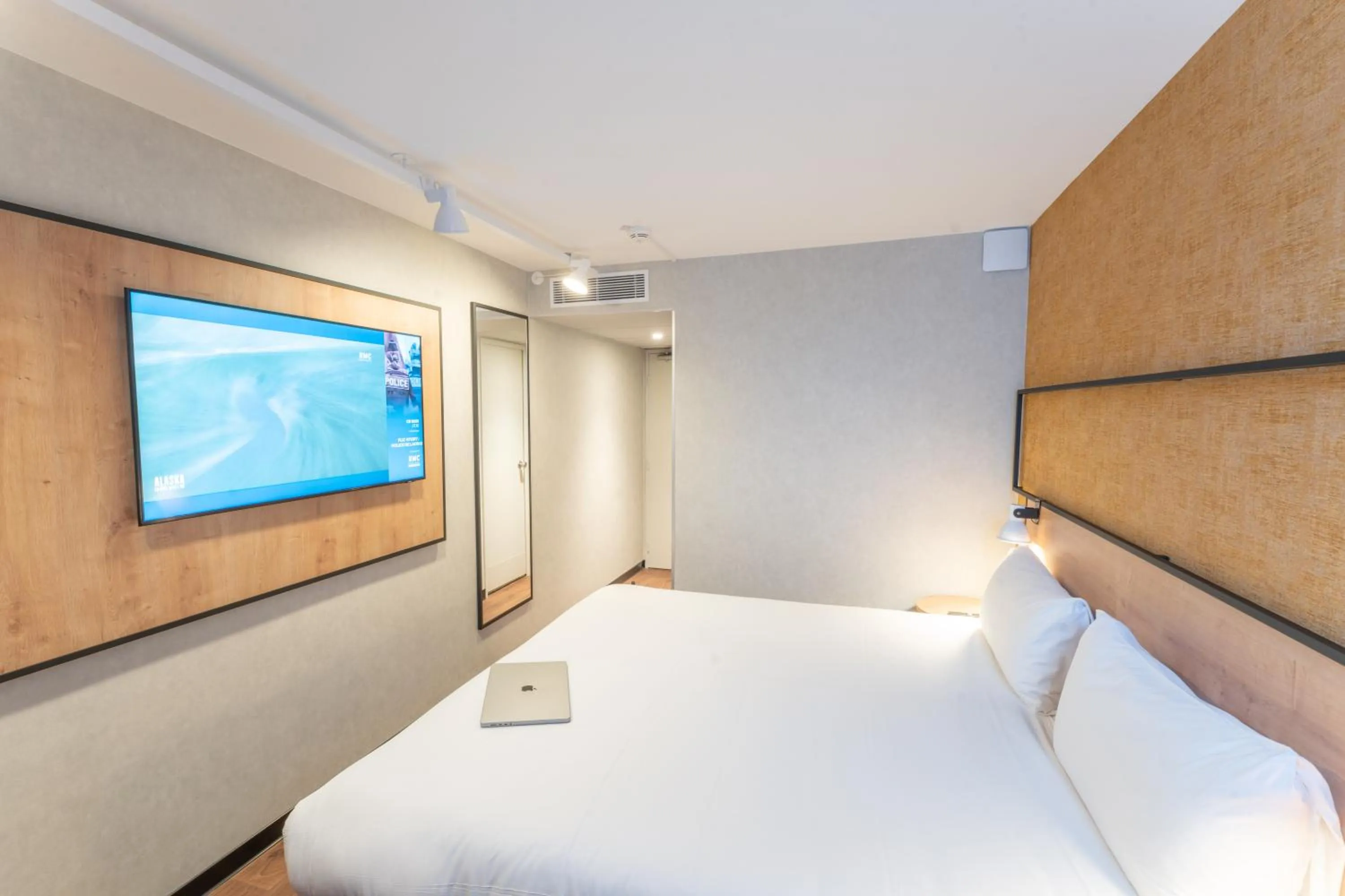 Photo of the whole room, Bed in ibis Paris Nord Porte de Saint Ouen