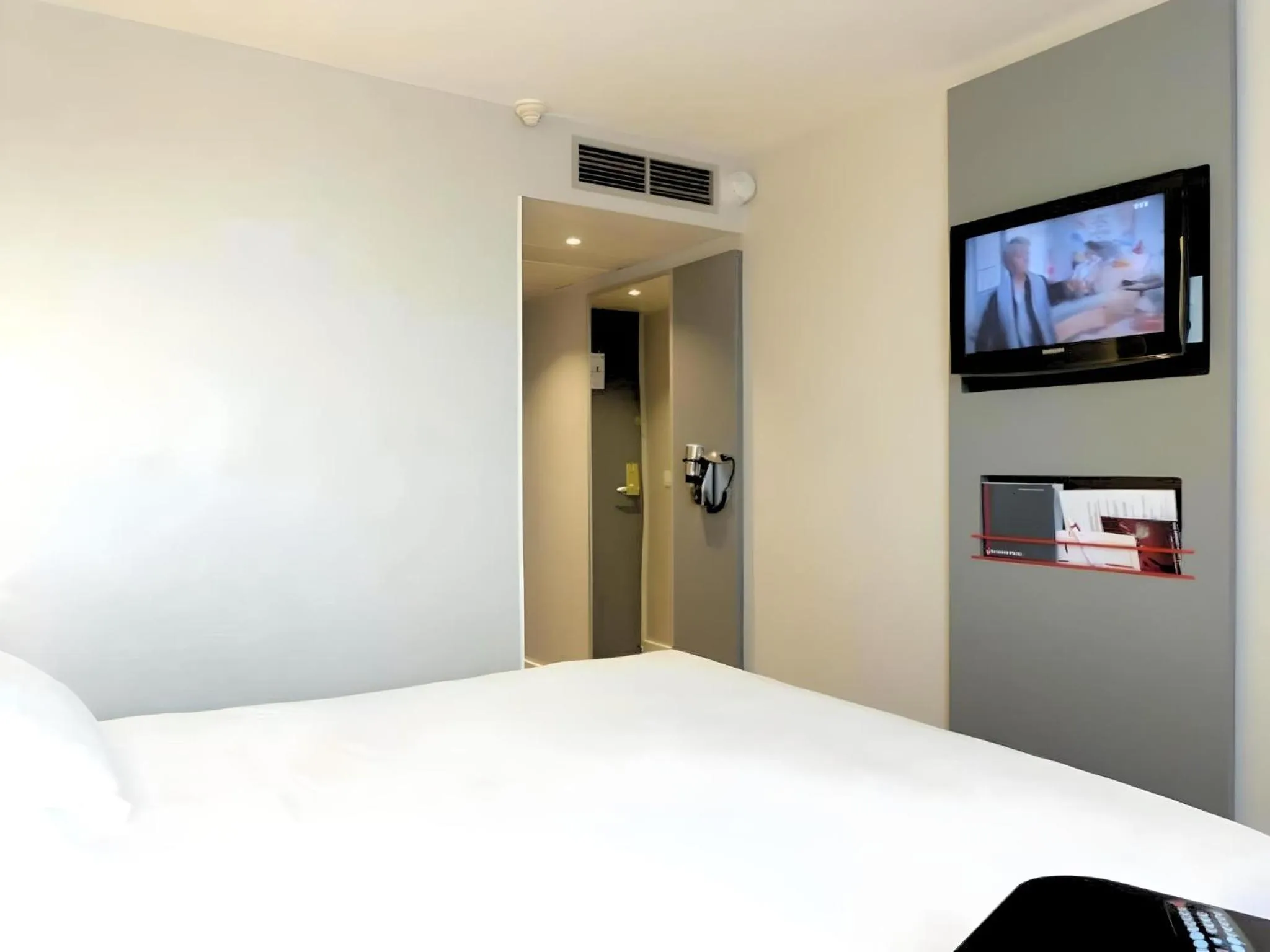 Photo of the whole room, Bed in Hotel Inn Paris Nord Porte de Saint Ouen